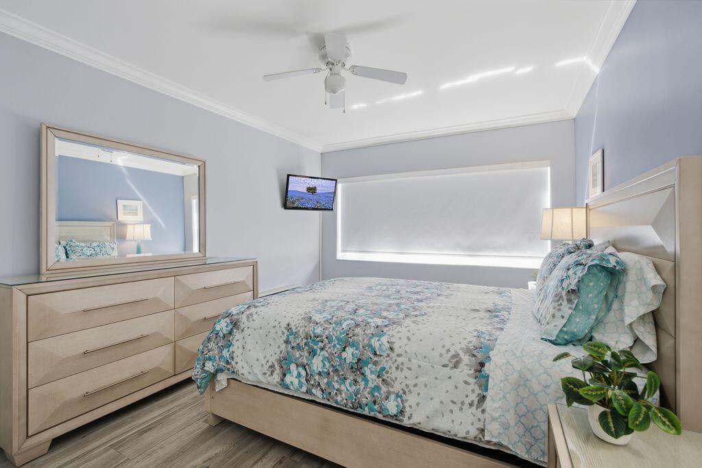 BEDROOM HAS QUEEN BED