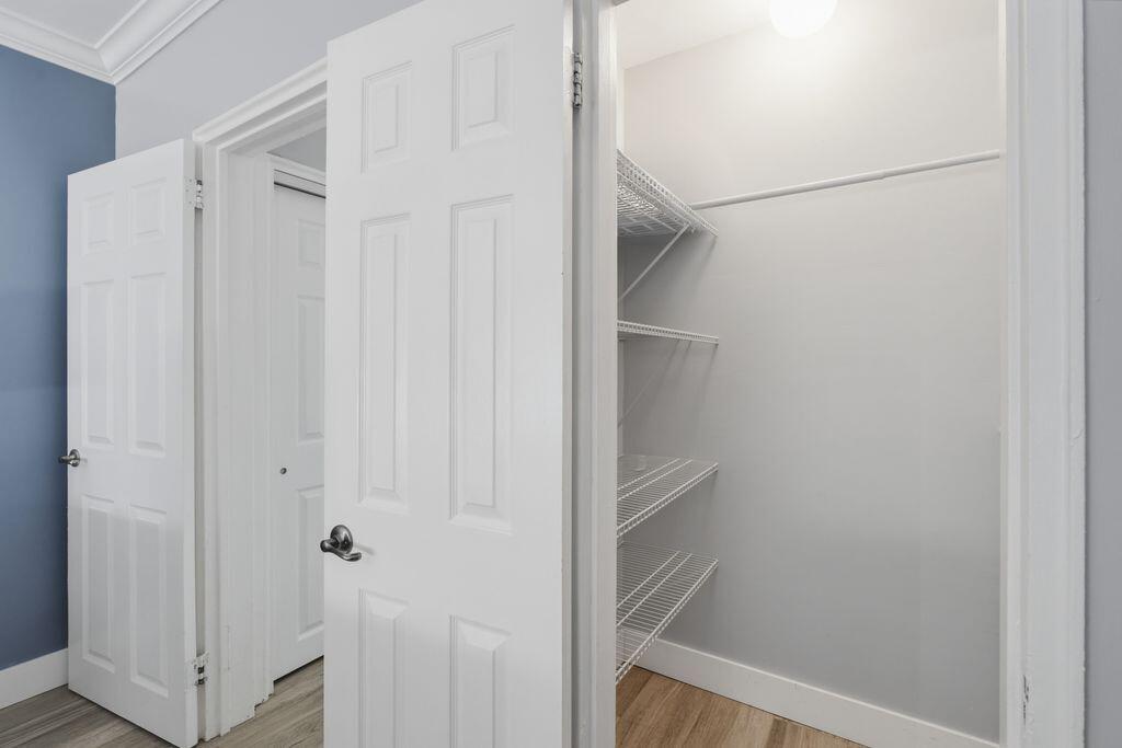 WALK IN CLOSET