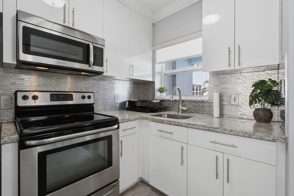 GRANITE COUNTER KITCHEN