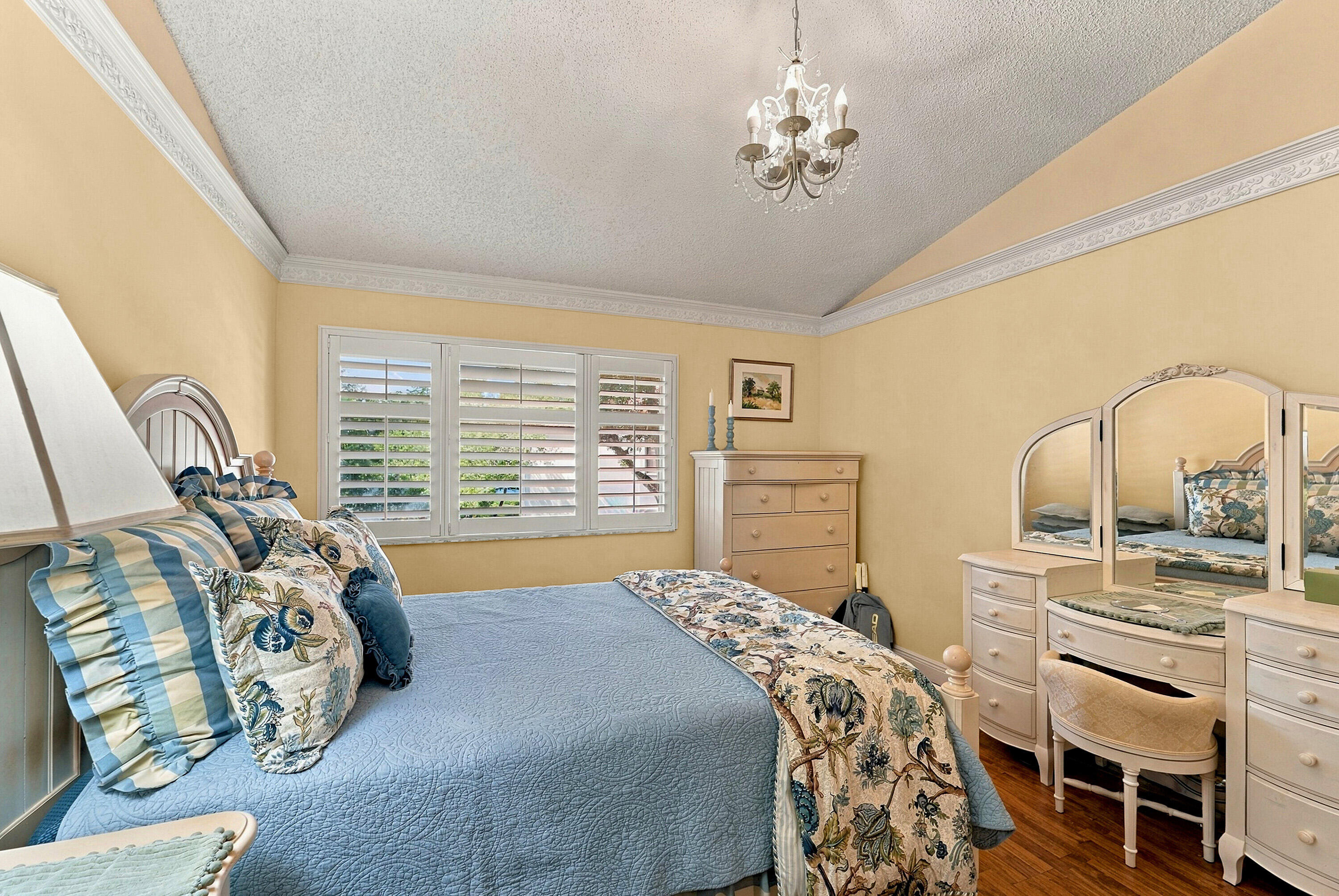 19_bedroom