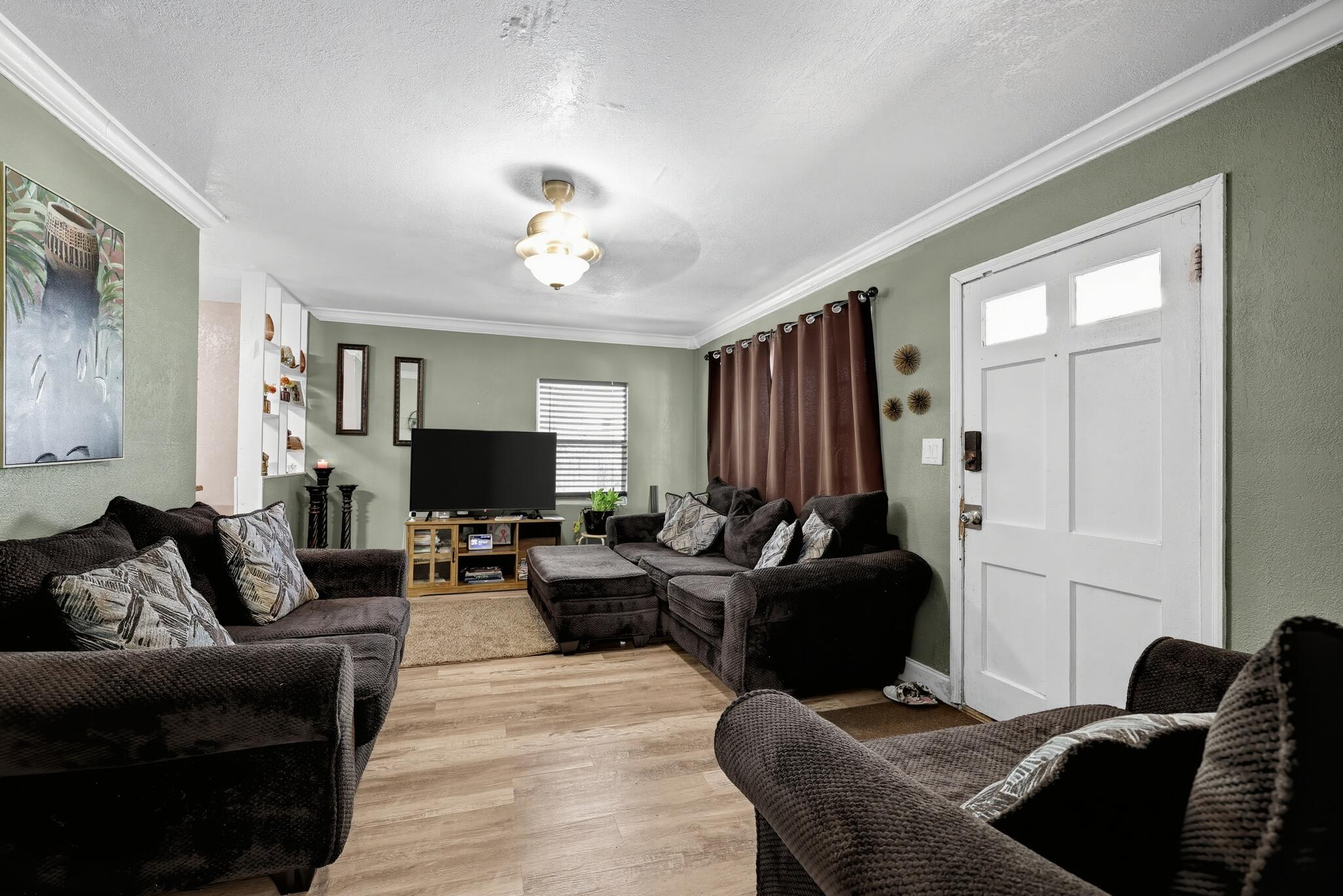 10_628_58th_St-Living_room-0268