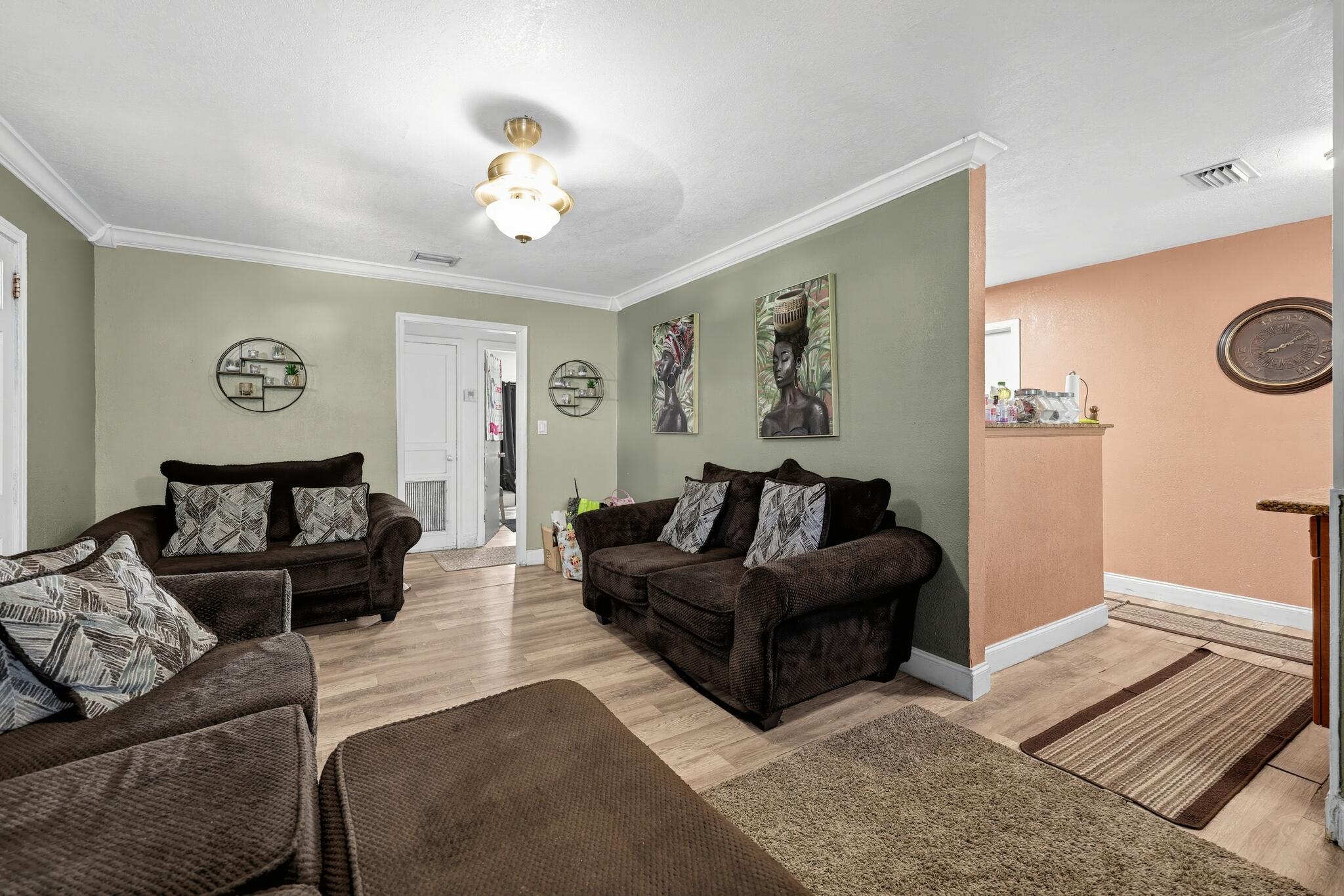 13_628_58th_St-Living_room-0256