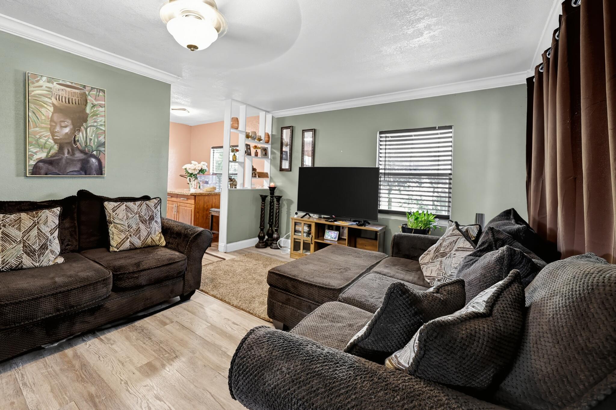 12_628_58th_St-Living_room-0259