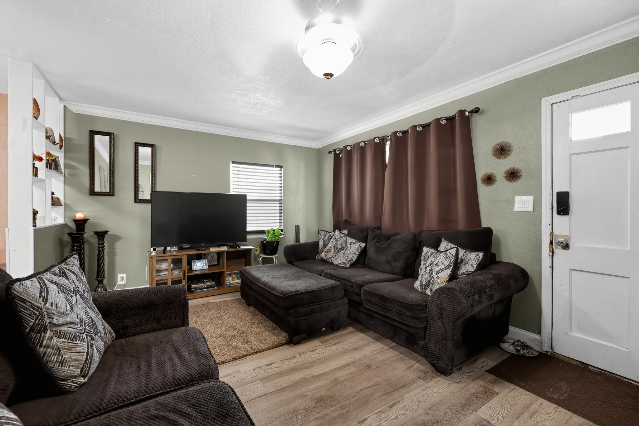 14_628_58th_St-Living_room-0265