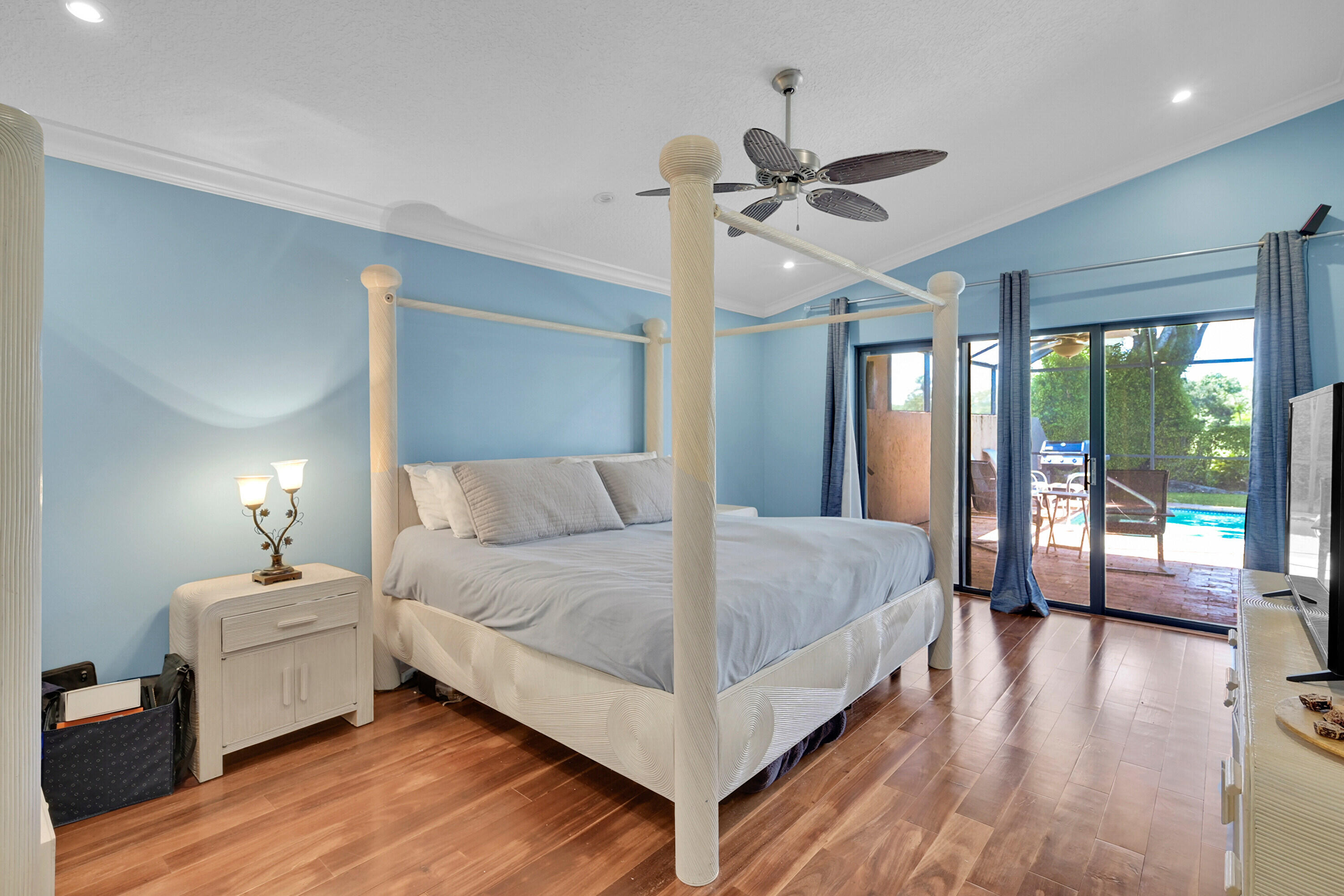 17_primary bedroom