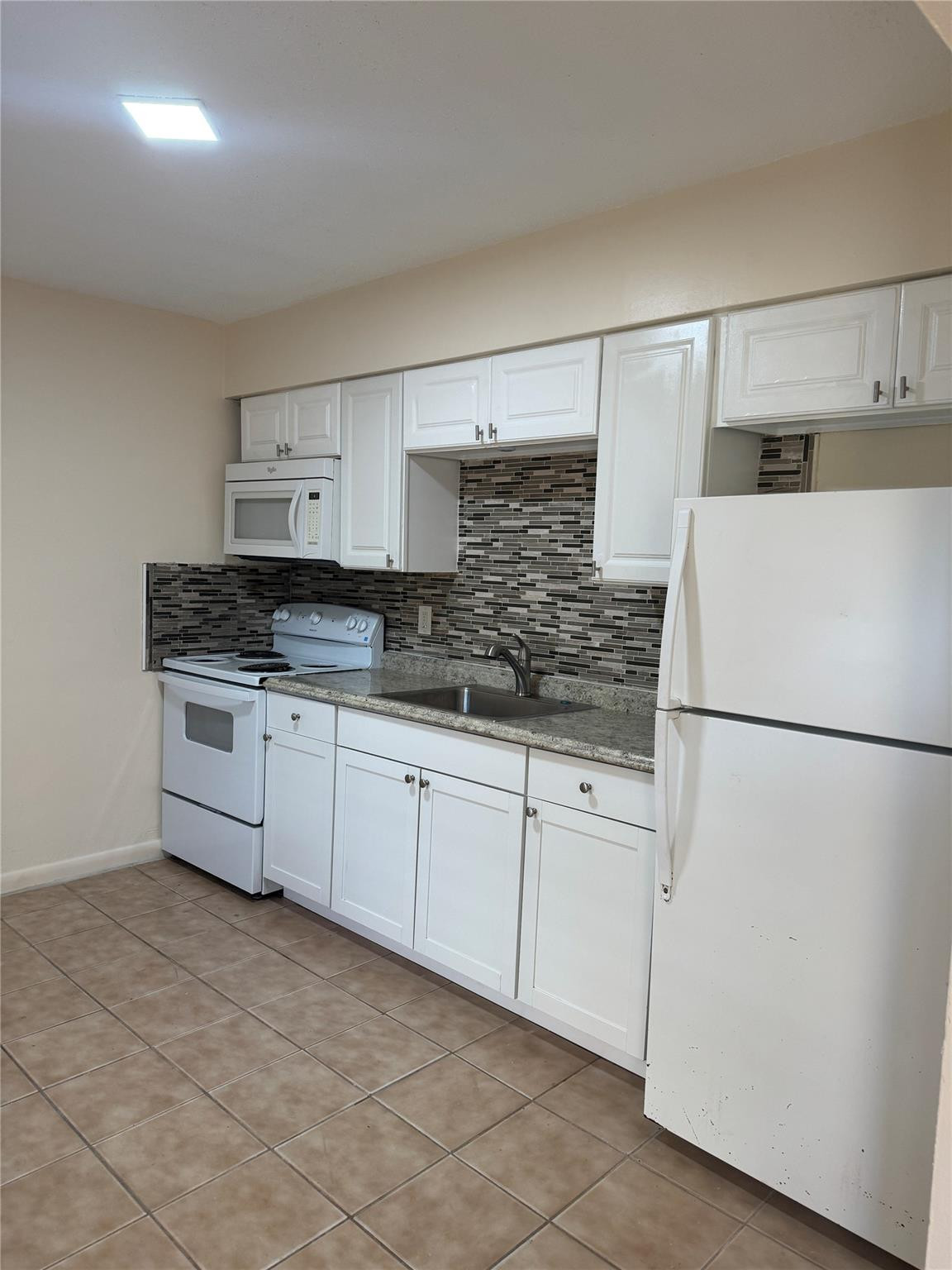 Eat-in Kitchen Eat-in Kitchen