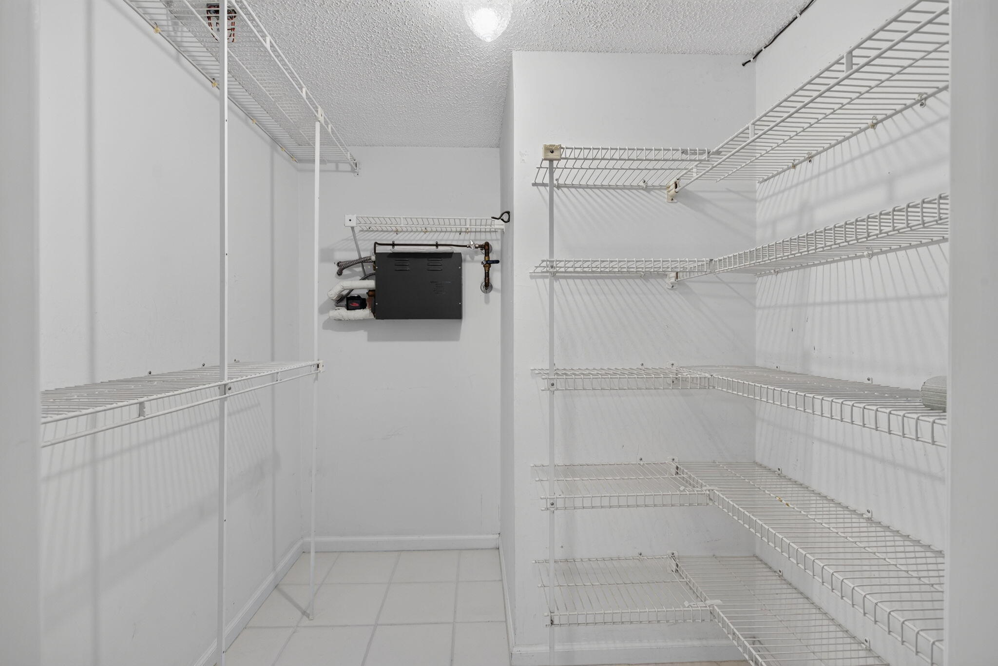 WALK IN CLOSET MAIN BEDROOM