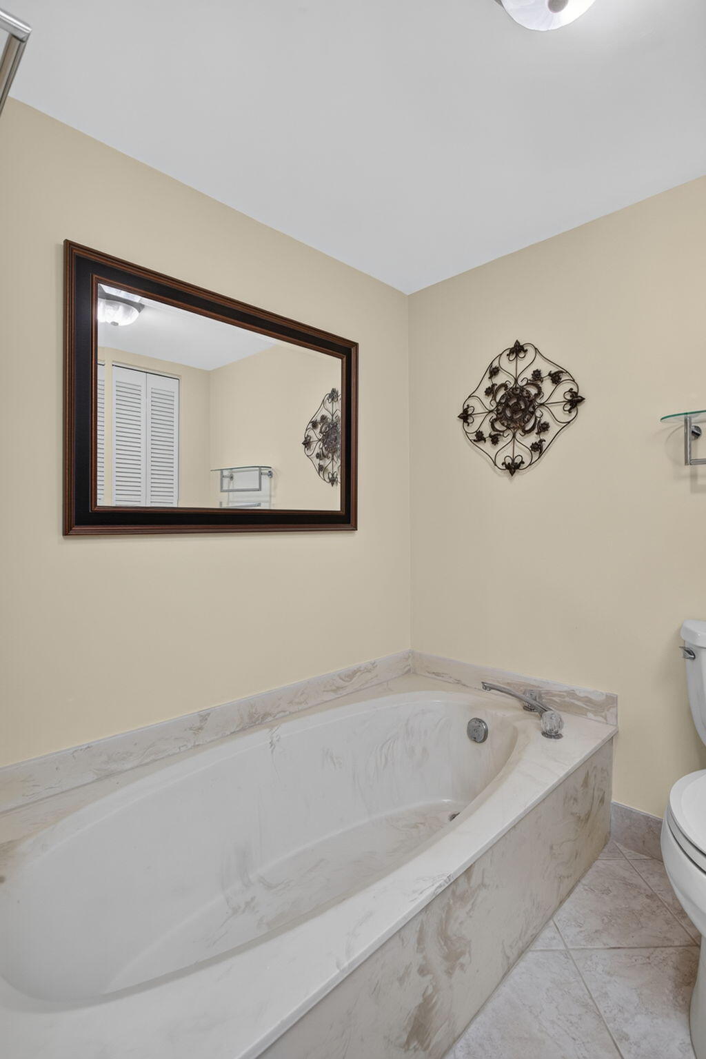 MAIN BATH SHOWER & TUB