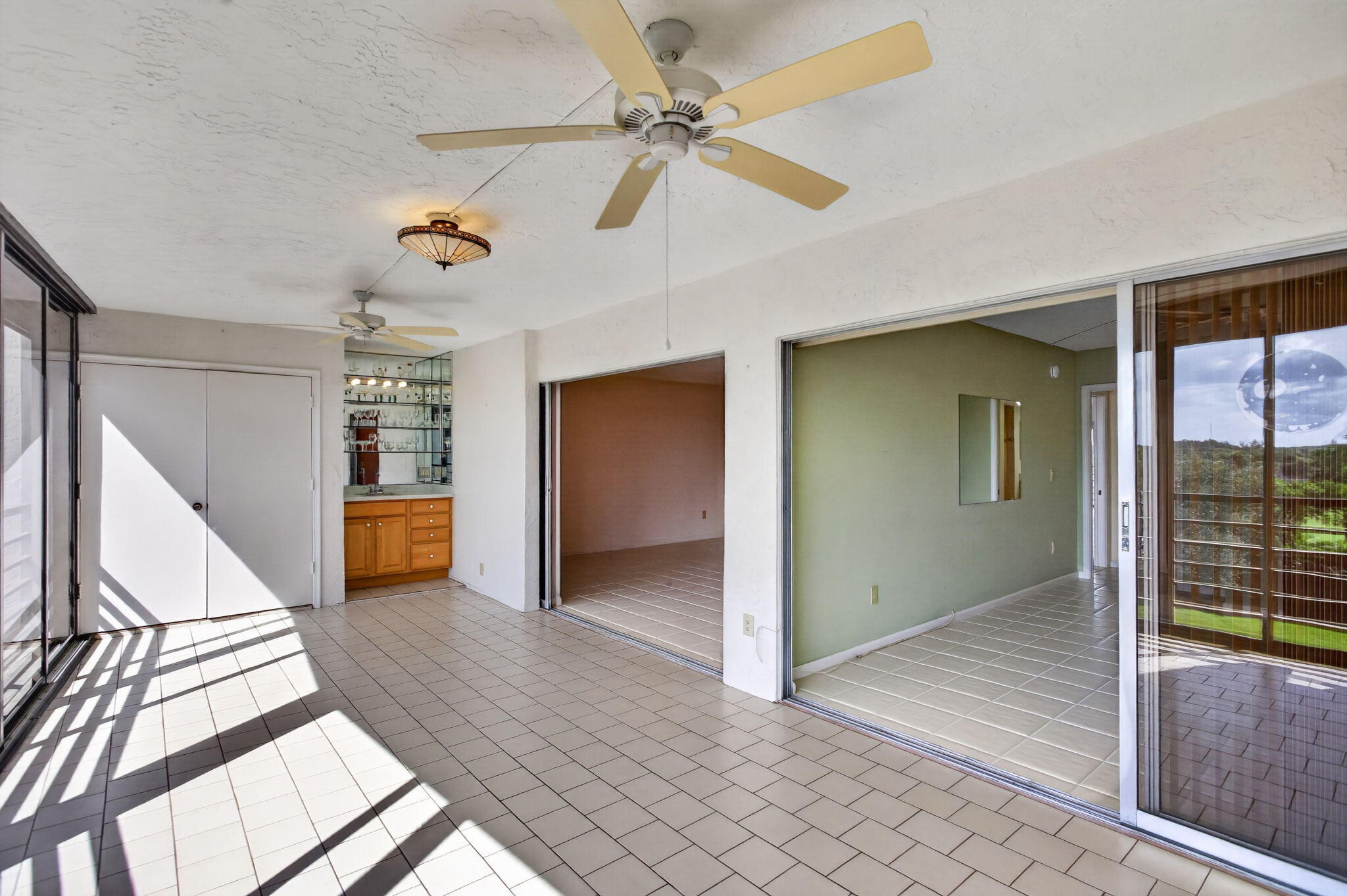 LARGE FLORIDA ROOM