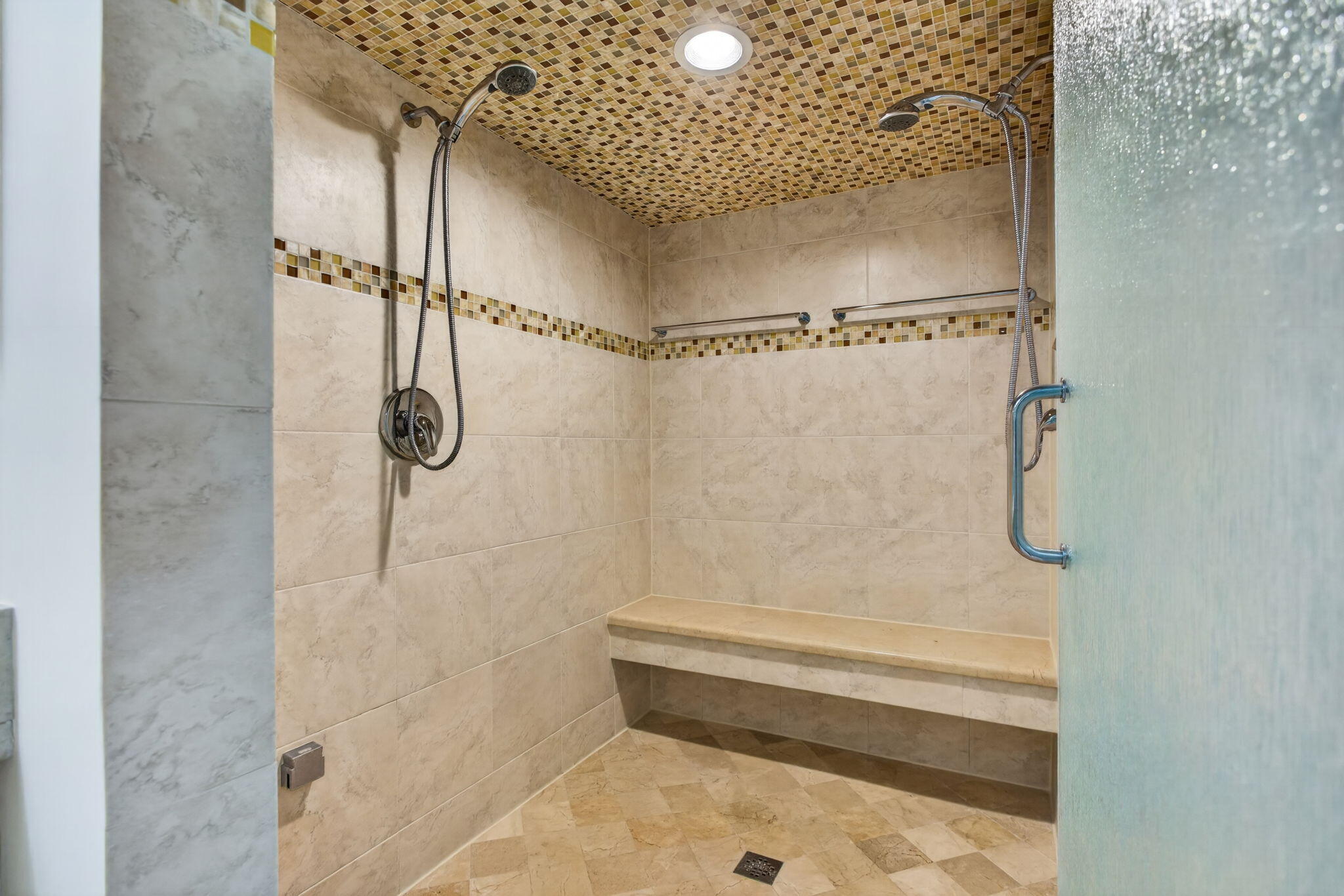 STEAM ROOM / SHOWER MAIN BATHROOM