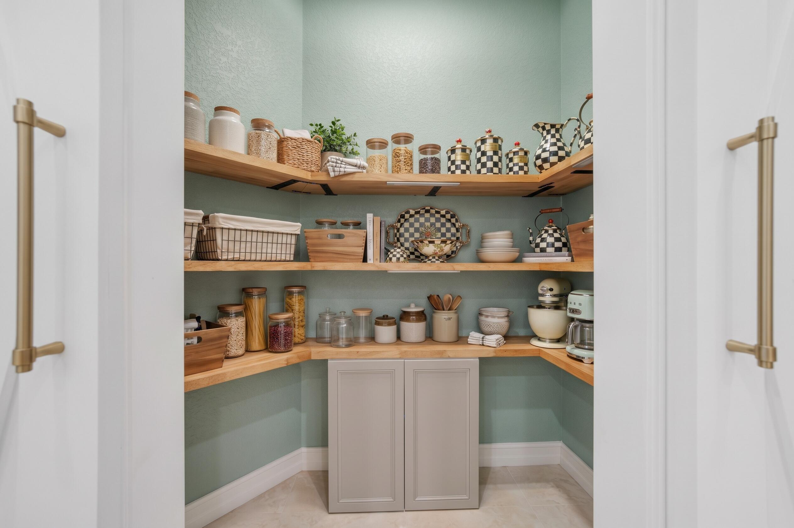 Walk - In Pantry