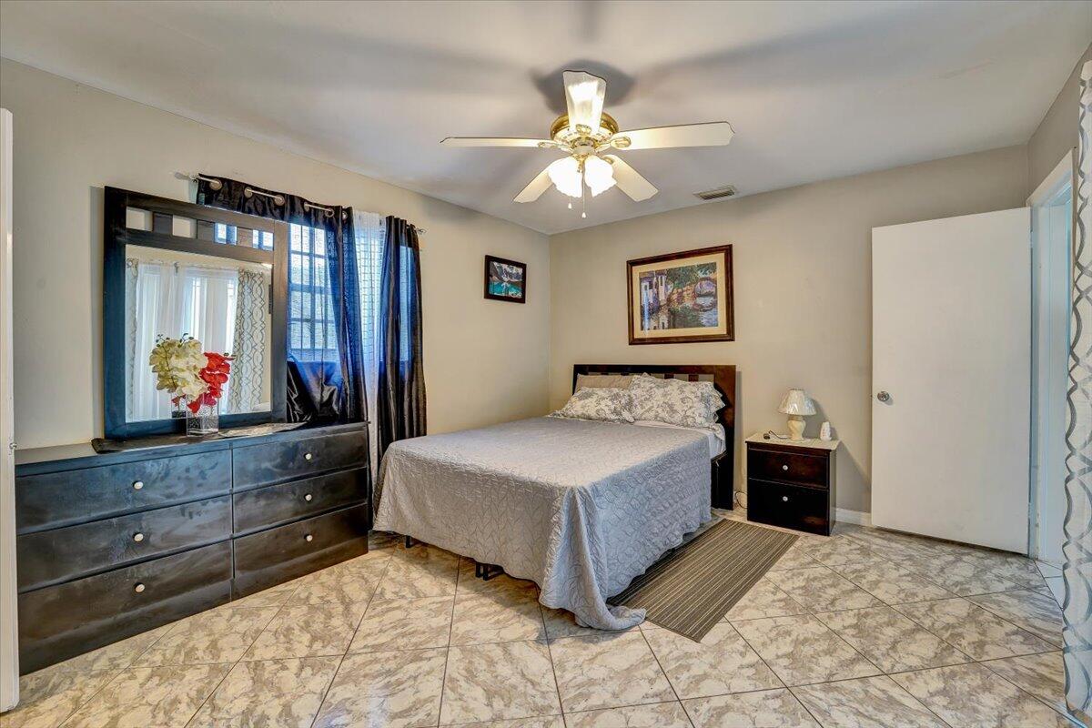 08-3982 NW 39th St-8