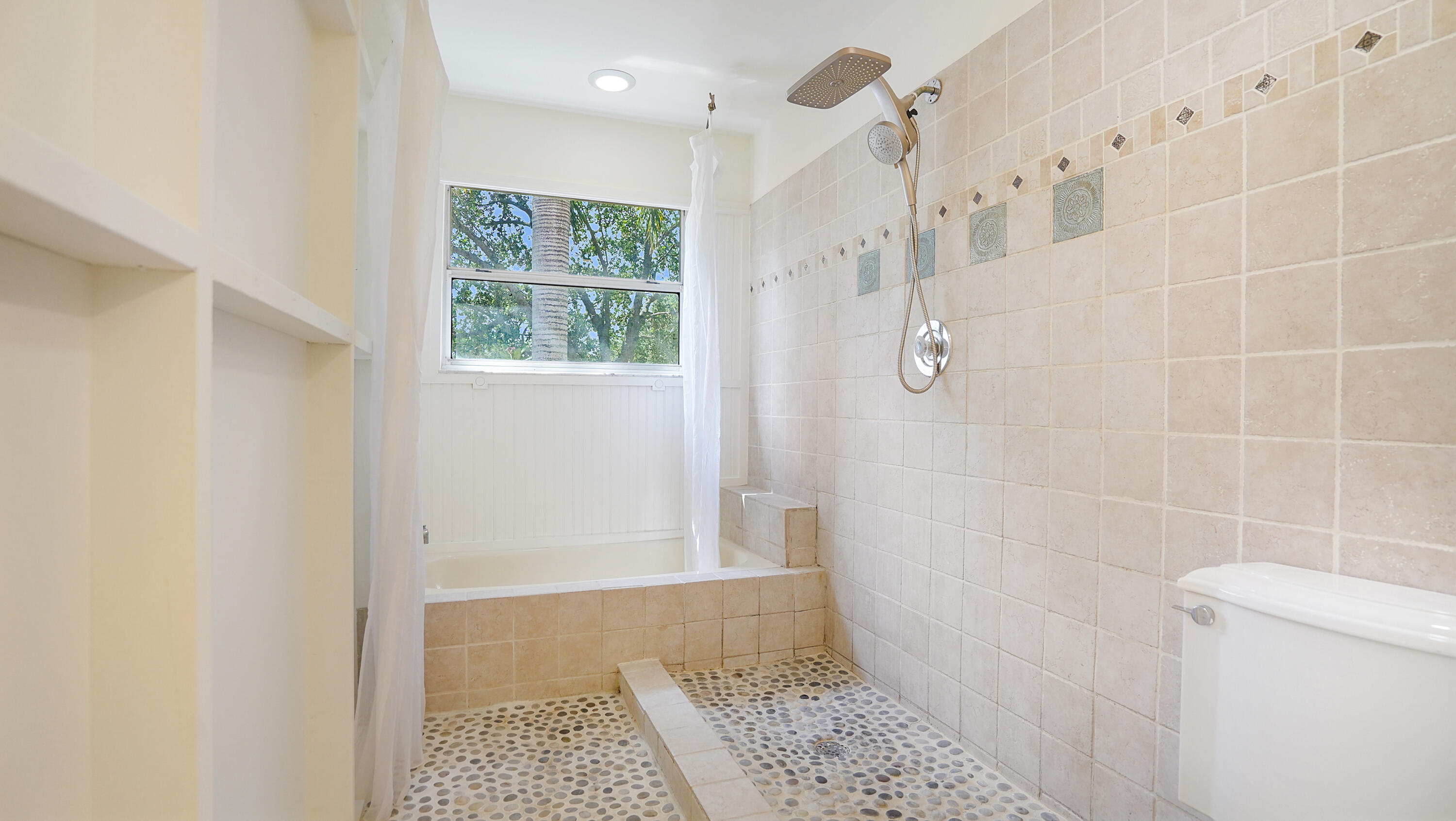 Primary Shower / Tub