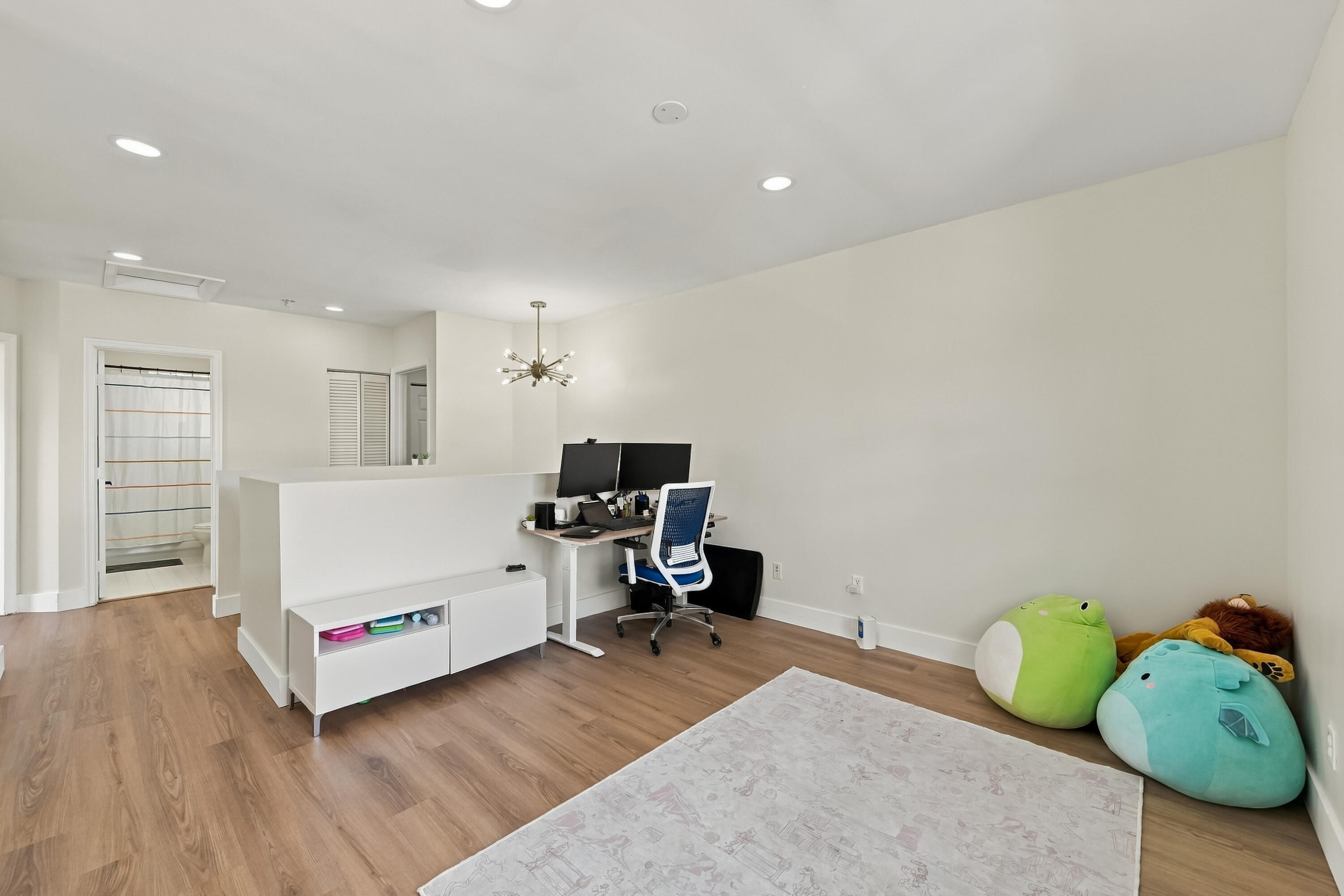 upstairs loft can serve a s a office or 4th bedroom