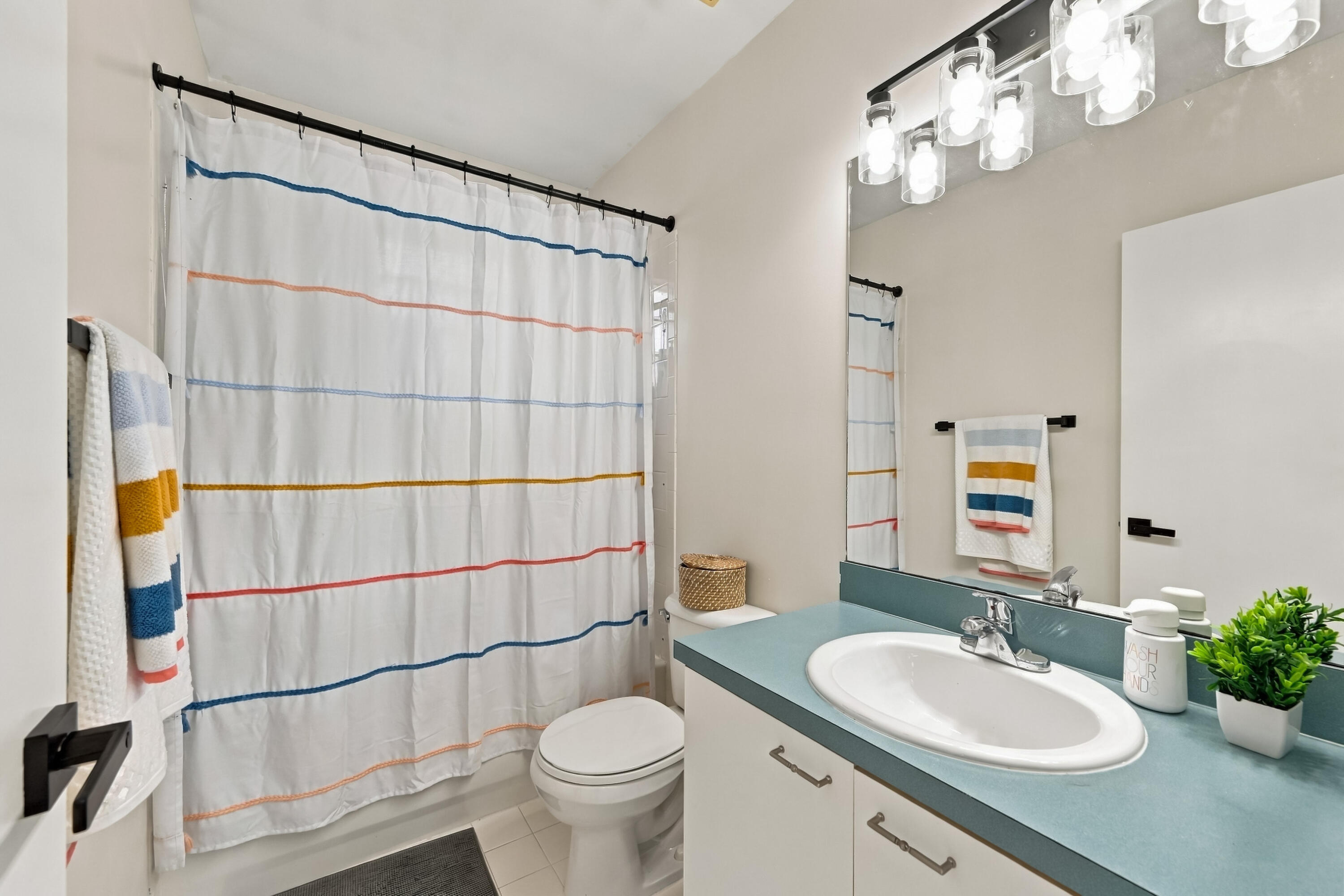Upstairs full bathroom for secondary bedrooms.