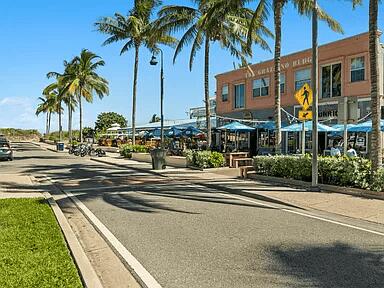 Waterfront dining just minutes away