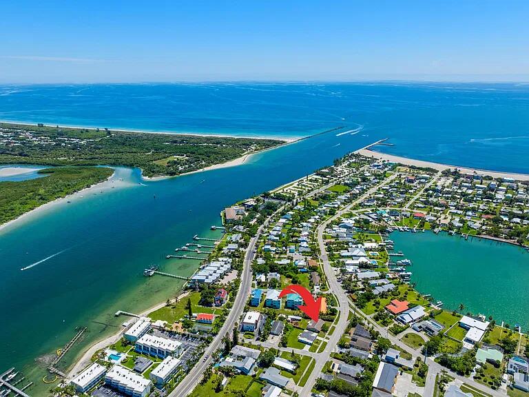 Quick drive to waterfront restaurants like square grouper tiki, marina, beach, jetty
