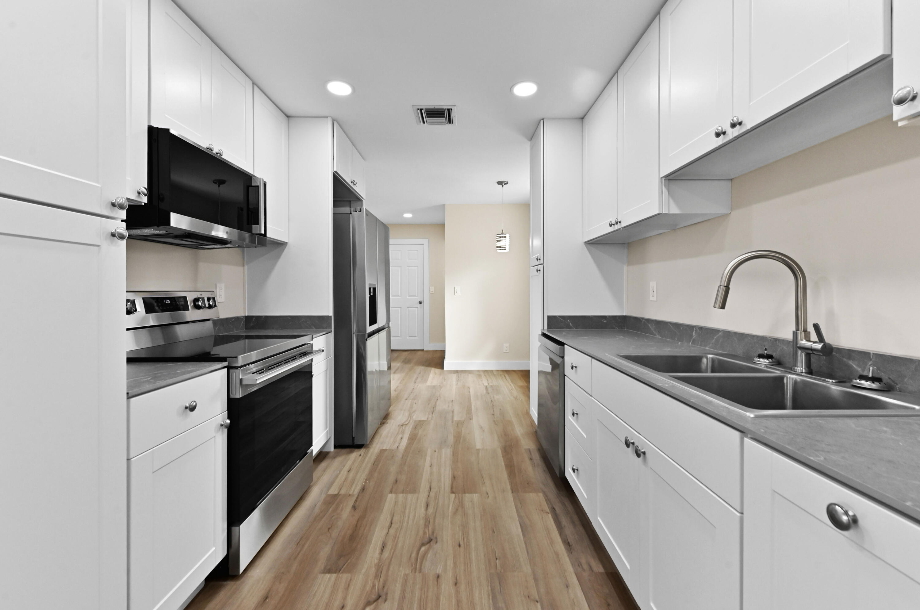 12 Kitchen 01
