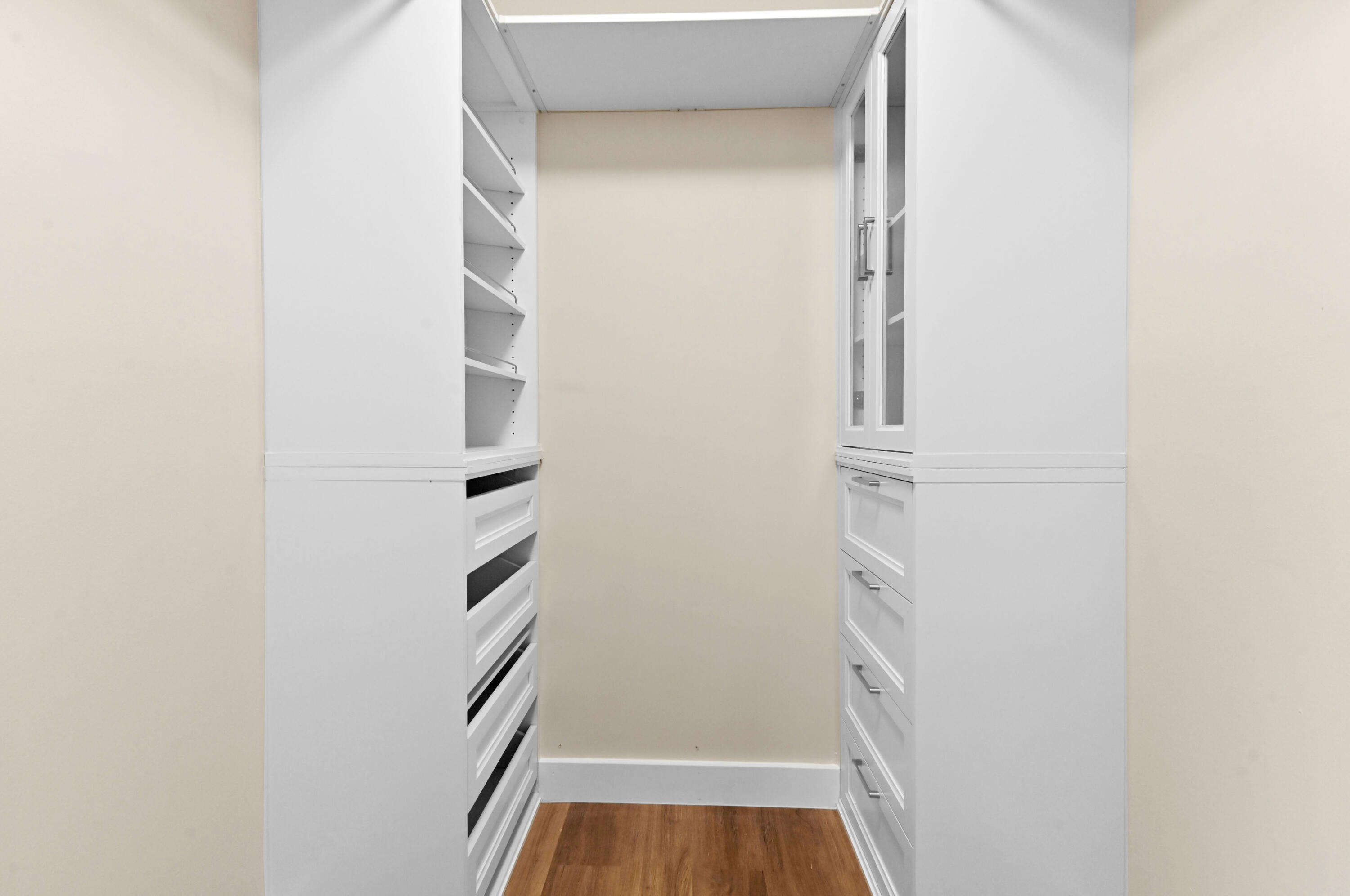 29 Closet 01