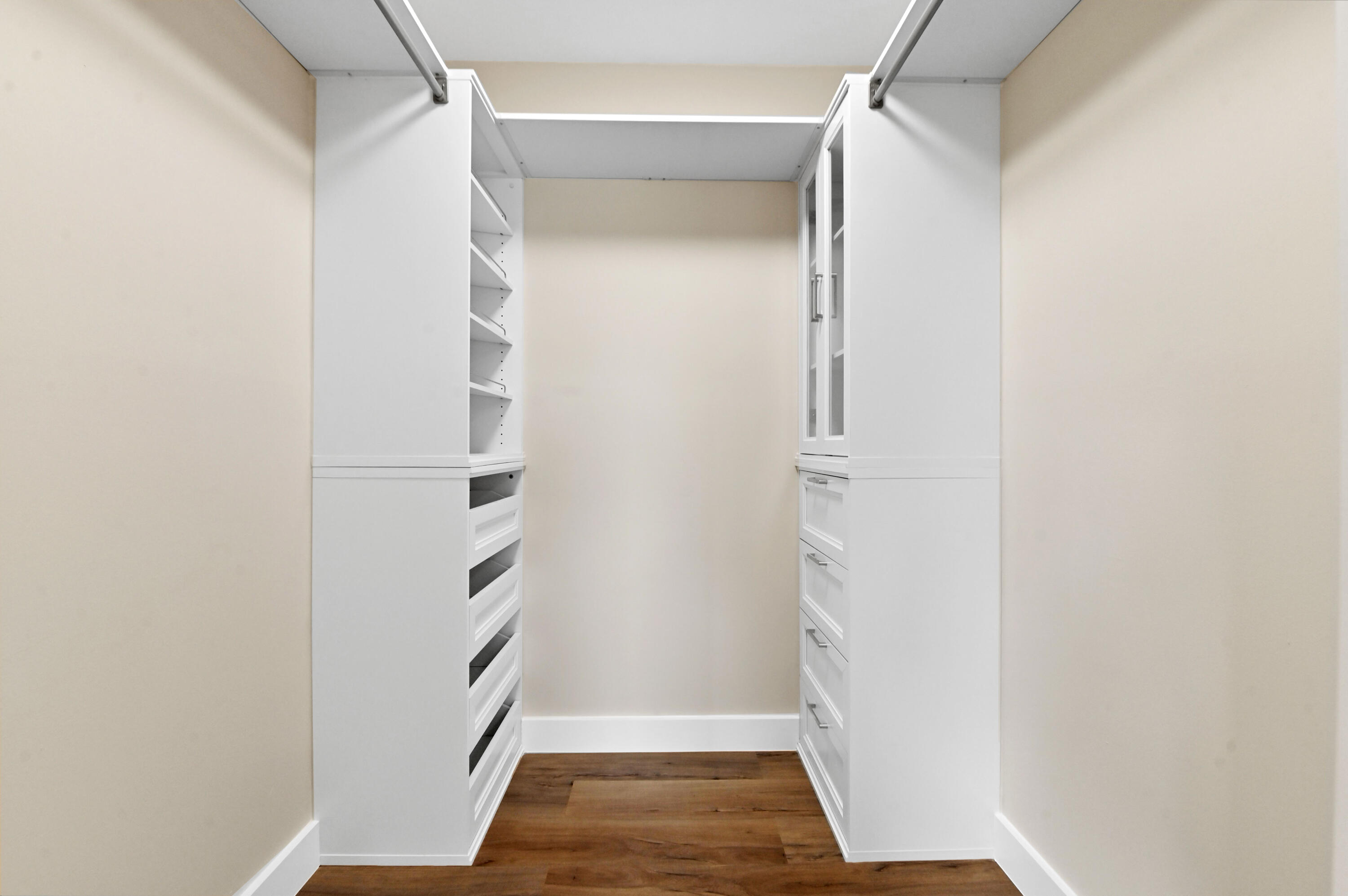 24 Closet 02