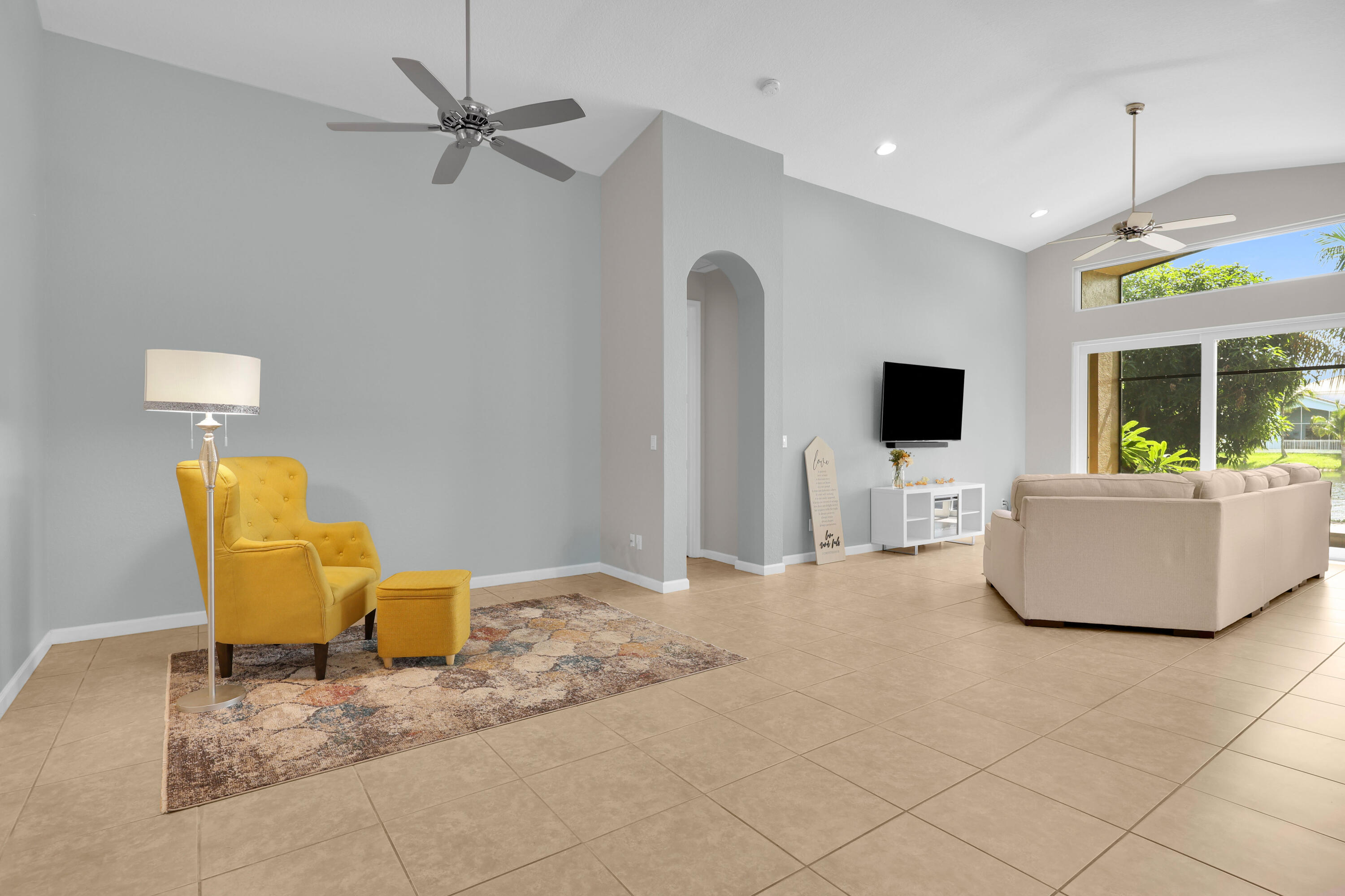 Sitting Area/Living Room