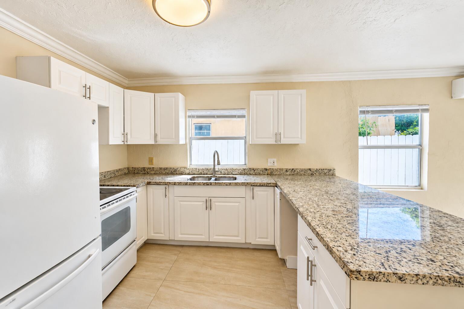 Bright Modern Granite Kitchen Bright Modern Granite Kitchen