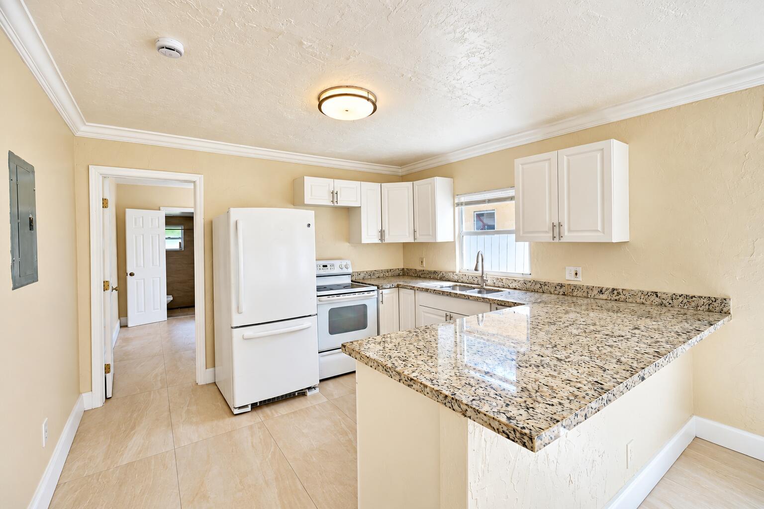 Bright Modern L-Shaped Kitchen Bright Modern L-Shaped Kitchen