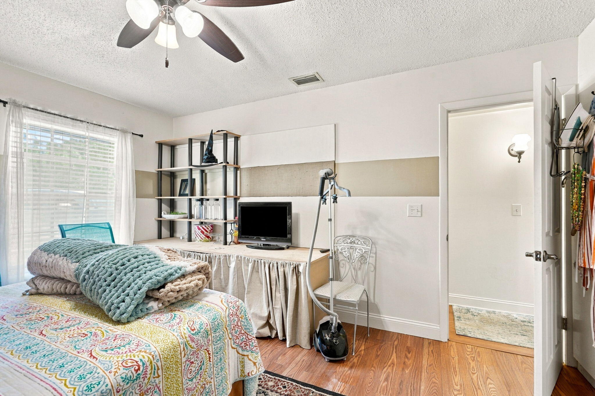1-web-or-mls-16_bedroom