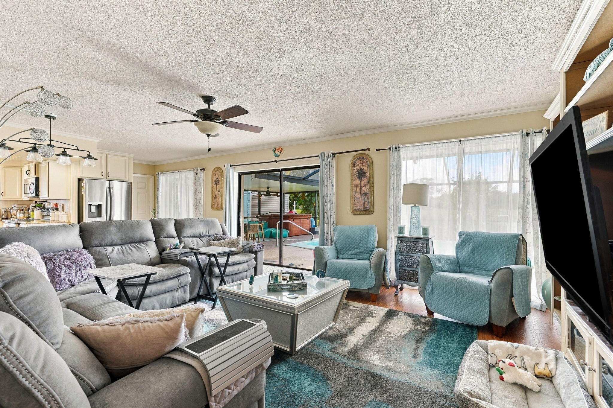 1-web-or-mls-05_living room