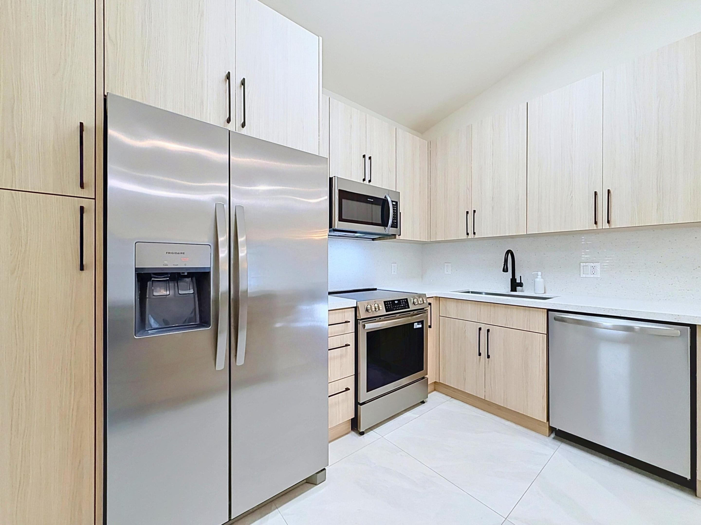 Beautiful Kitchen with White Oak Cabinets, Quartz counters and stainless steel appliances!