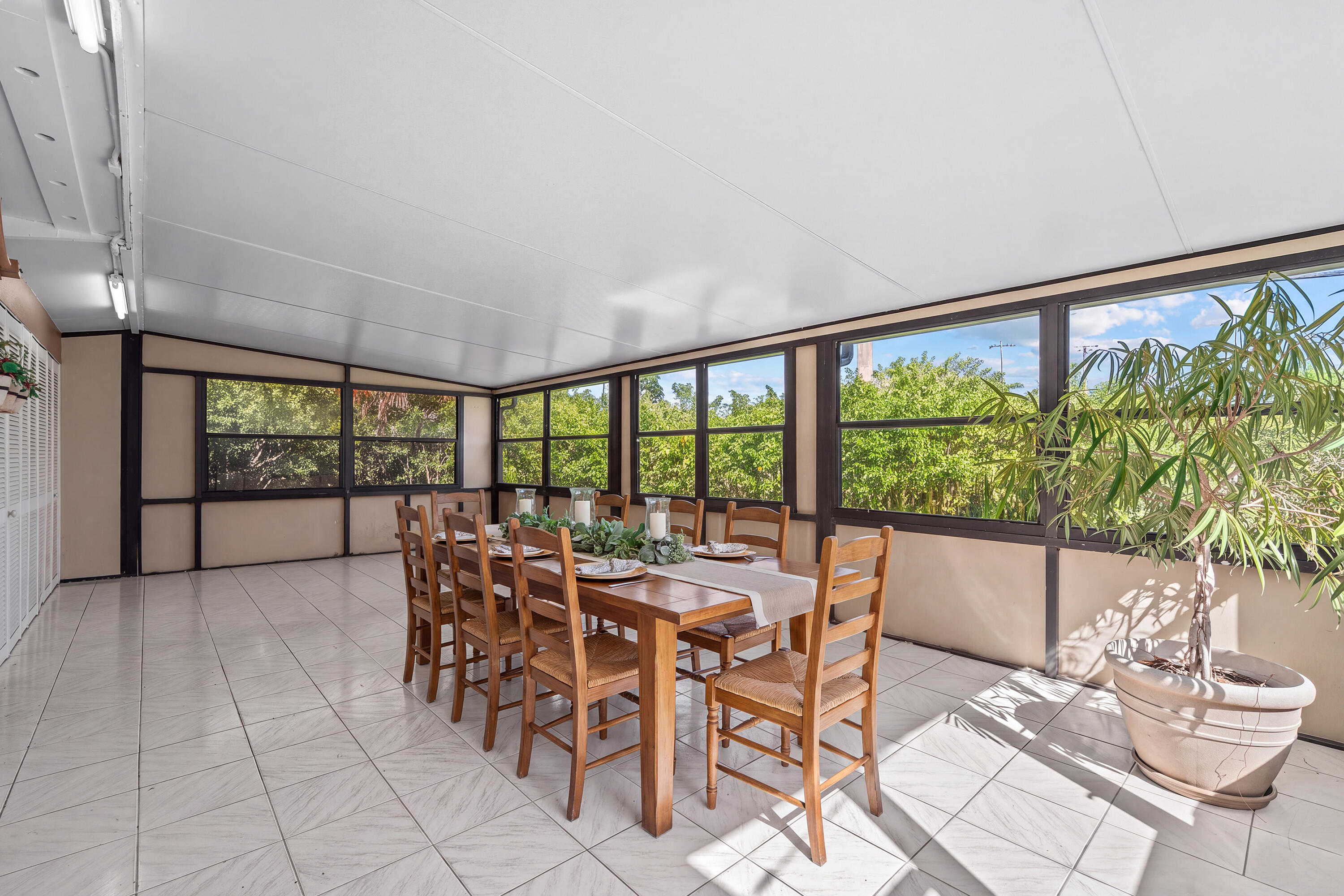 LARGE ENLCOED PATIO