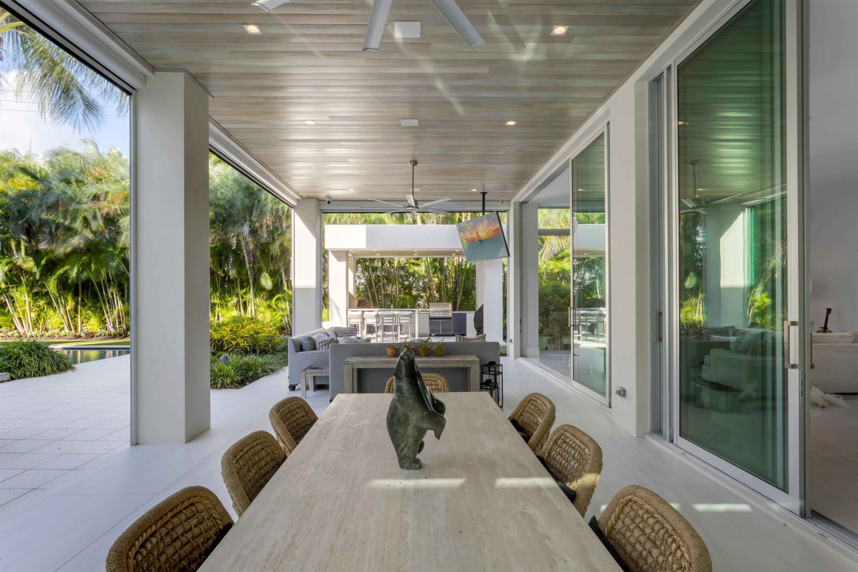 PATIO_DINING_LOGGIA