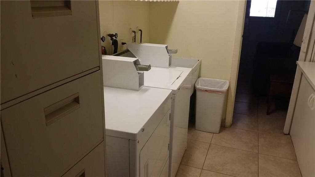 Crystal Lake laundry room