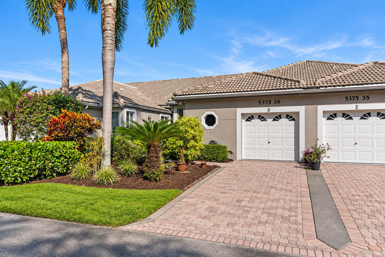 Villa with Garage