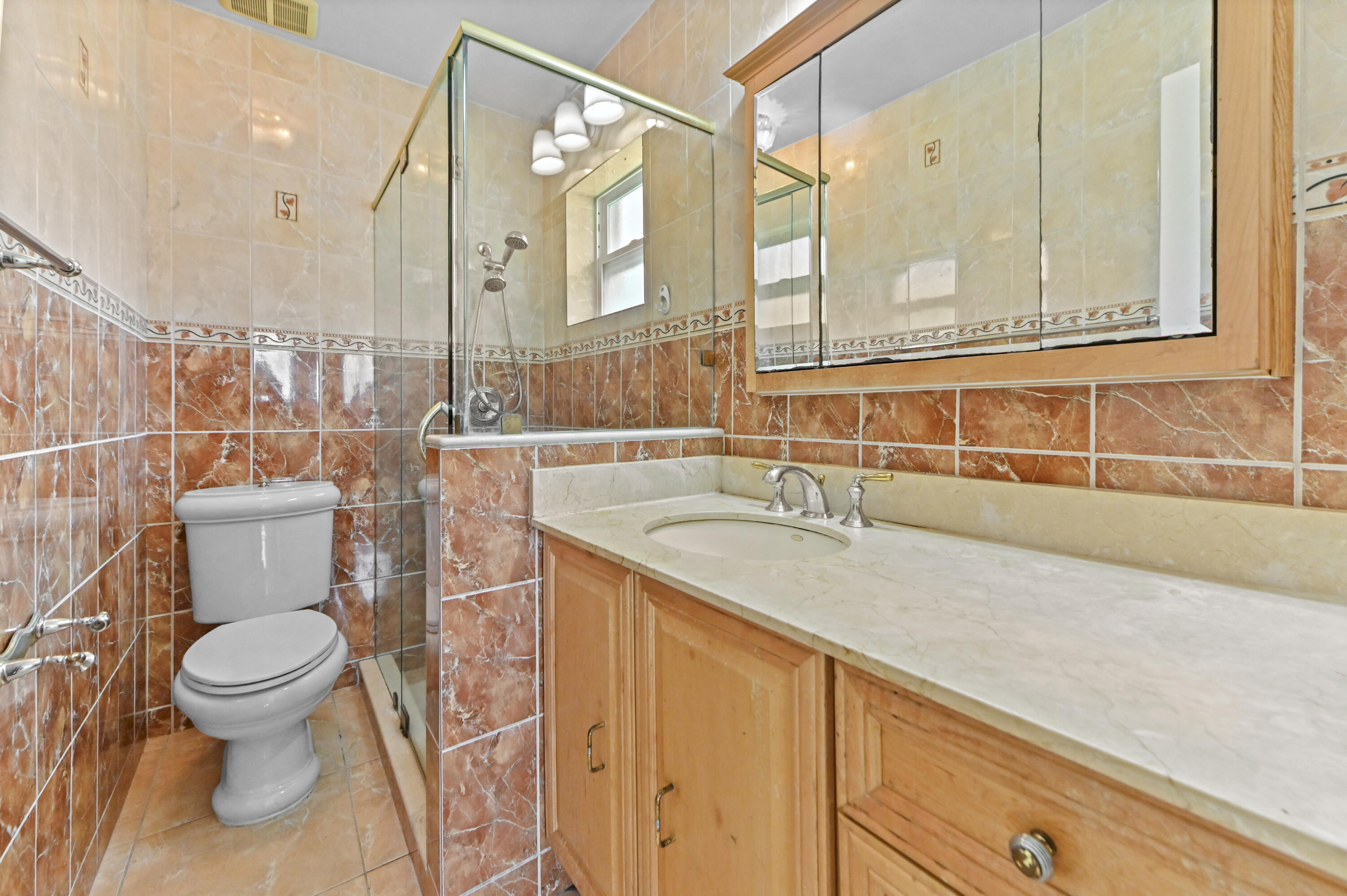 20 Bathroom 01