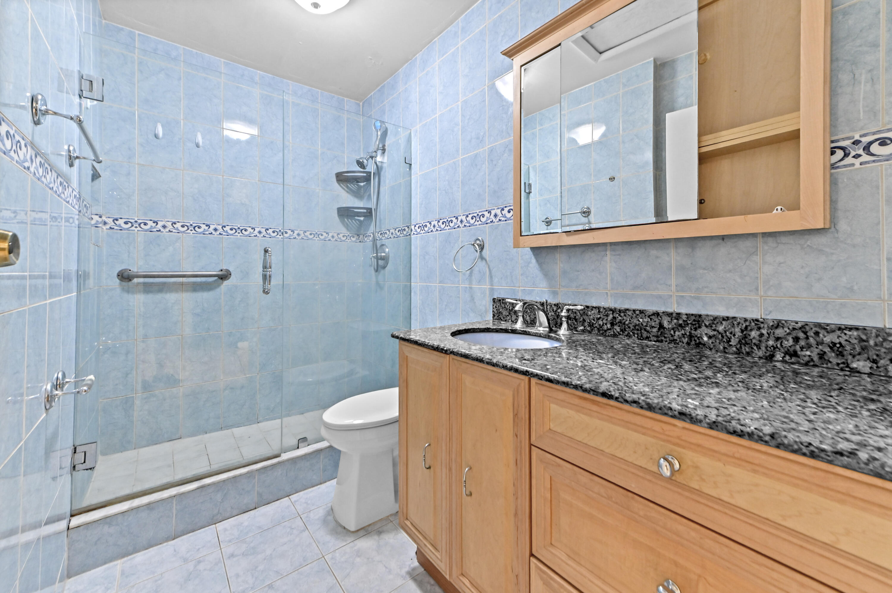 17 Bathroom 01