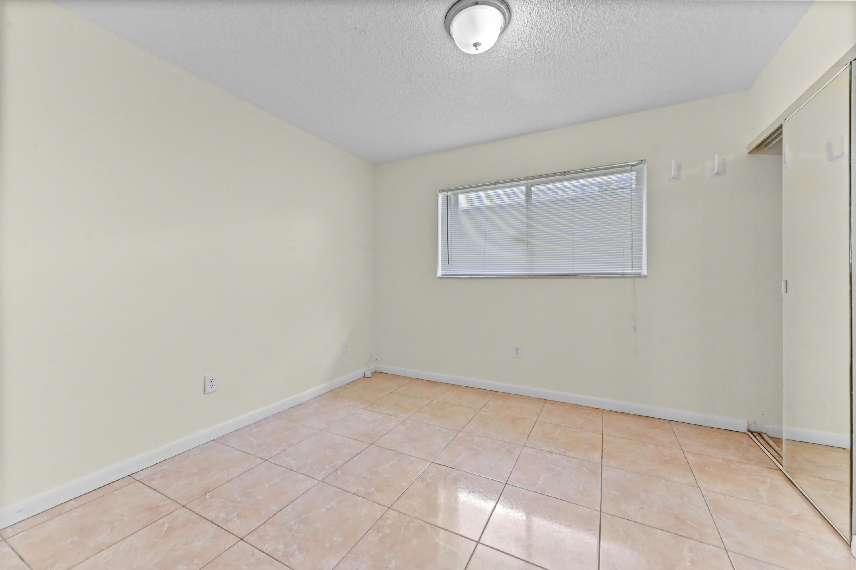 15 Bedroom 01