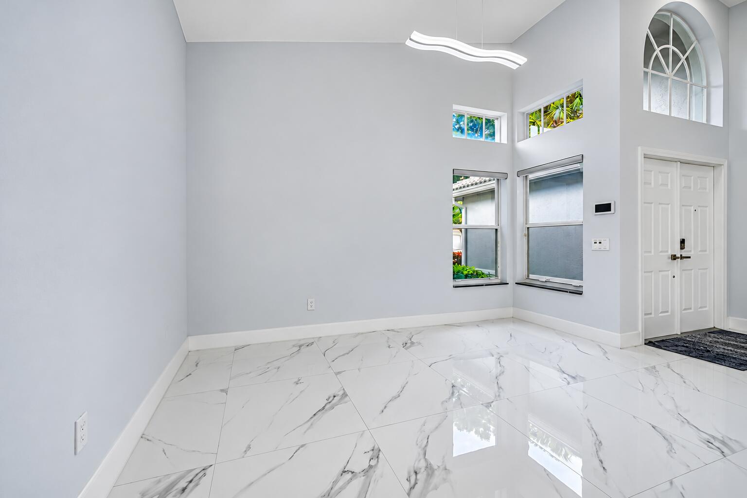 Entryway/Dinning Area