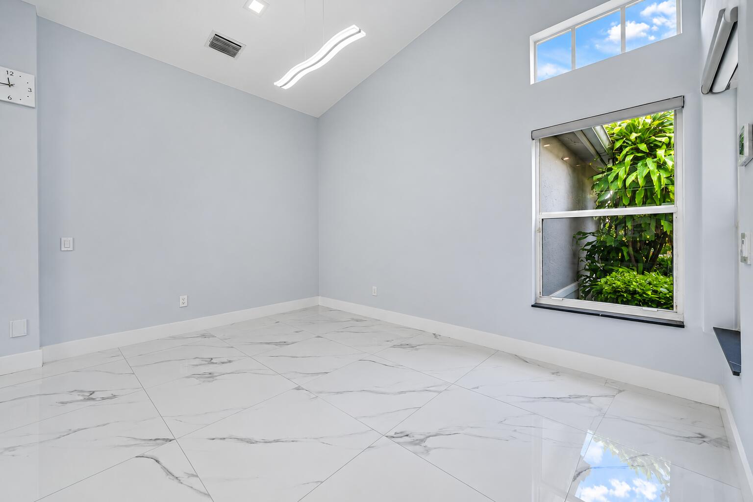 Entryway/Dinning Area