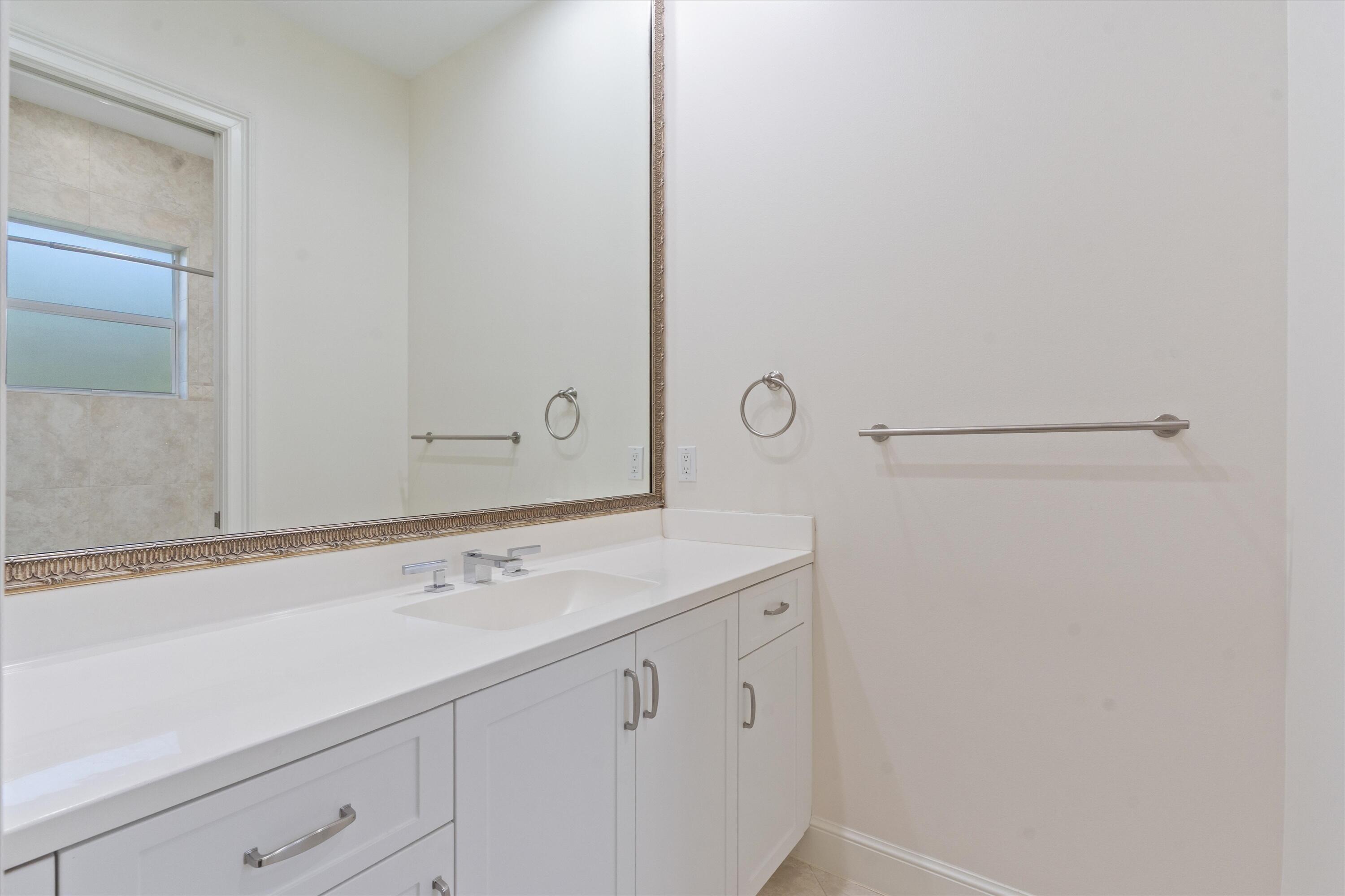 Private En Suite Bath 3 w Tub