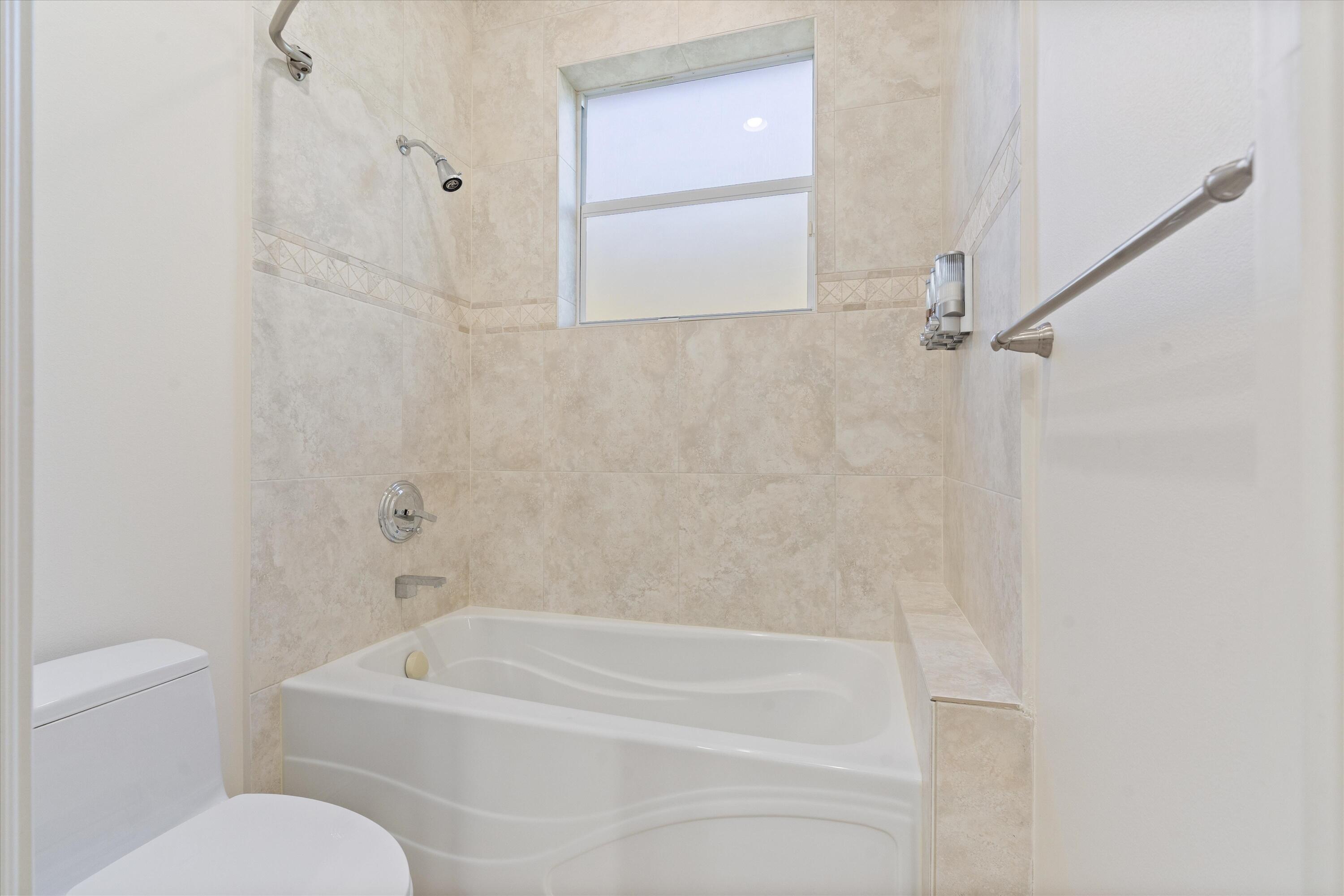 Private En Suite Bath 3 w Tub