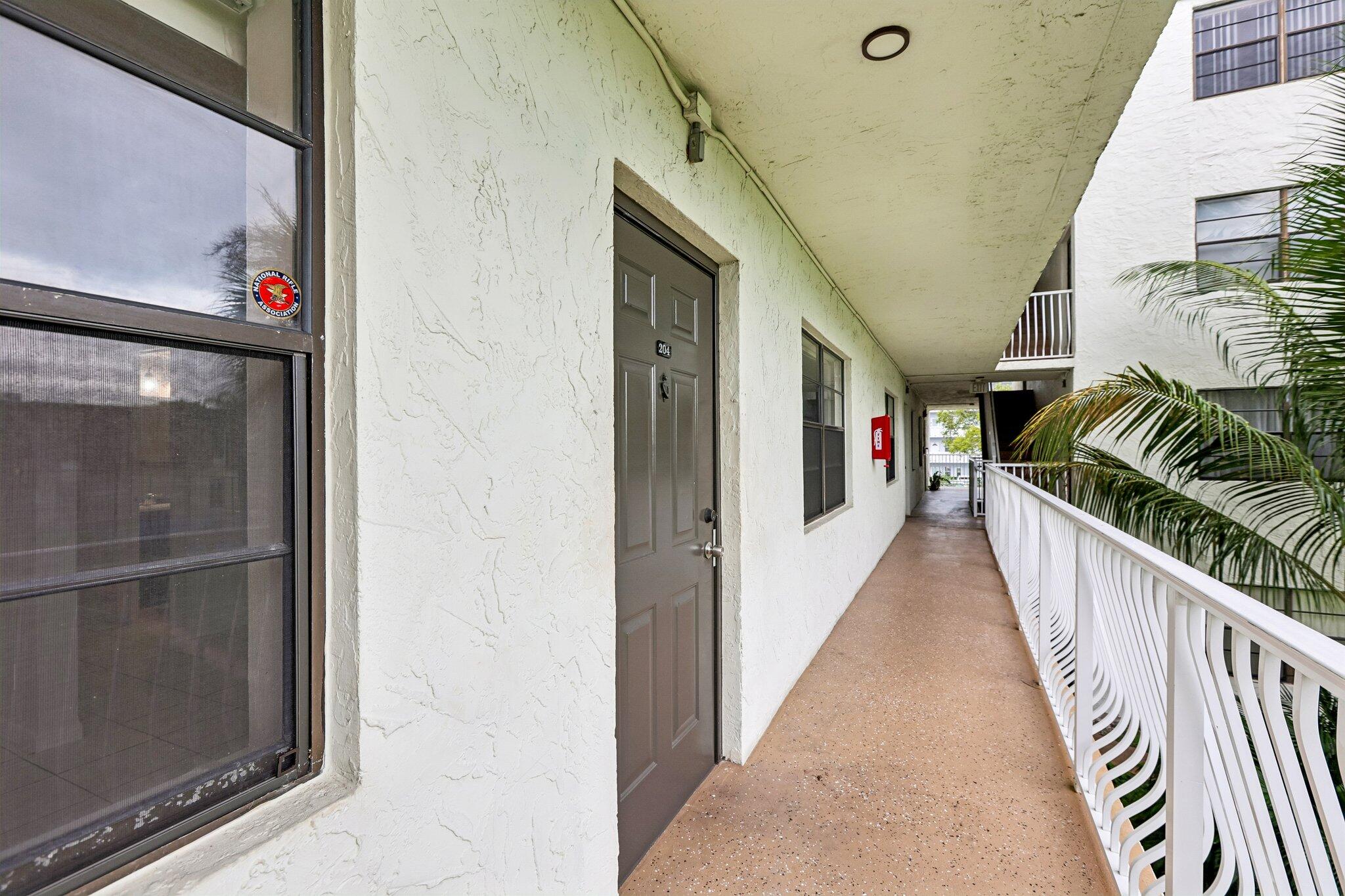 01_Unit-Entrance-Shared-Walkway_Original