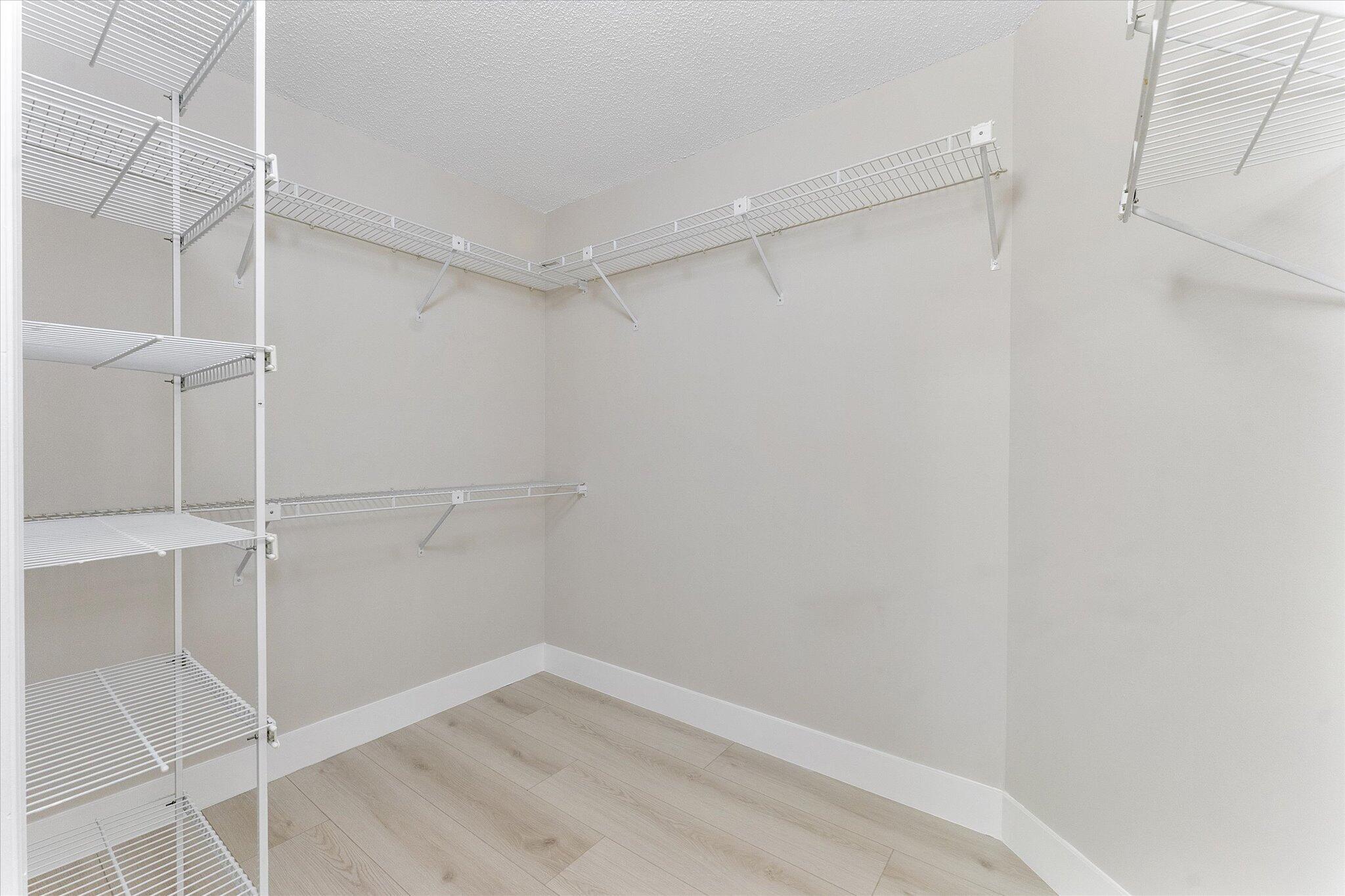 25-10890 Lakemore Lane_025