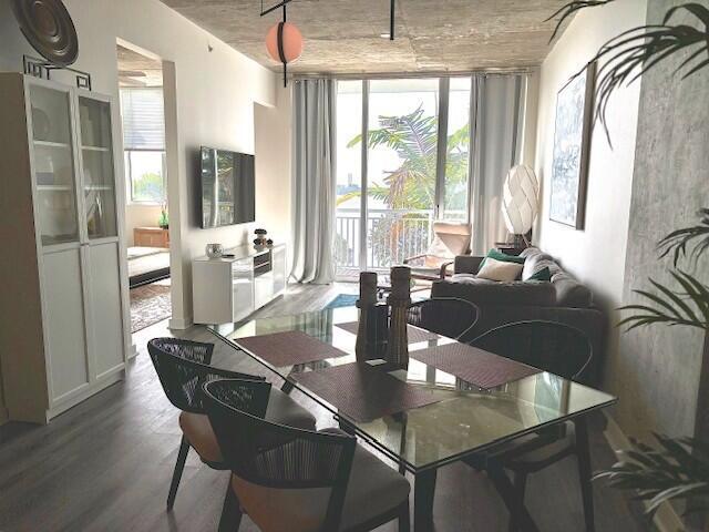 Glass-top expandable Dining table can seat 6 to 8 people. Glass-top expandable Dining table can seat 6 to 8 people.