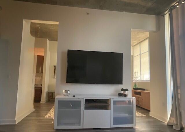 65" SMART TV with entry to the bedroom on both sides. 65" SMART TV with entry to the bedroom on both sides.