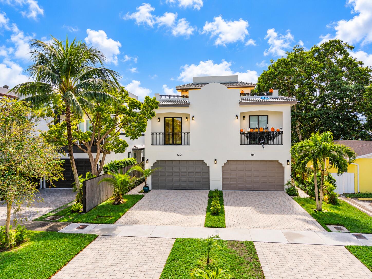 Sunny Tropical Duplex with Halloween Bal