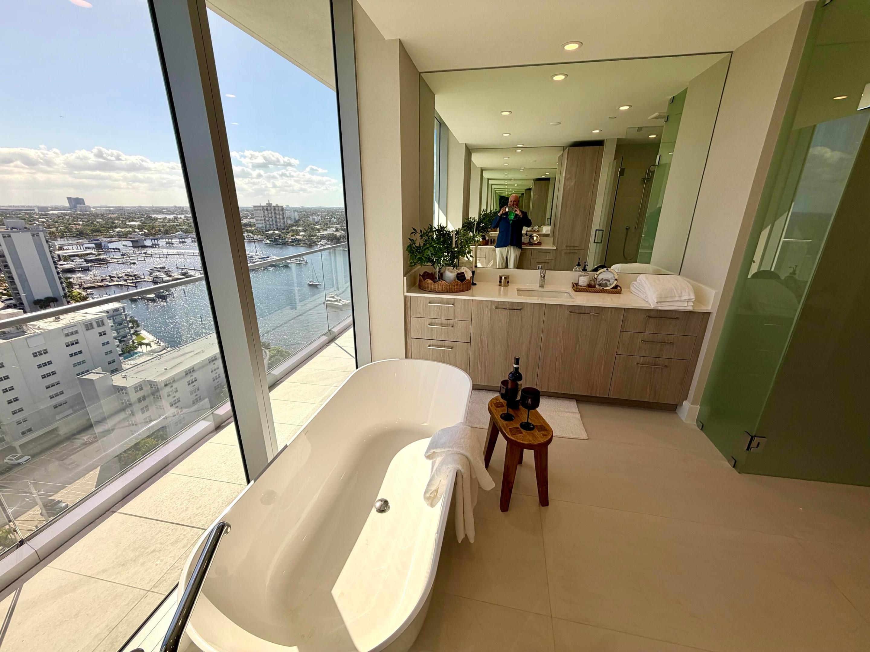 Owner's suite bath
