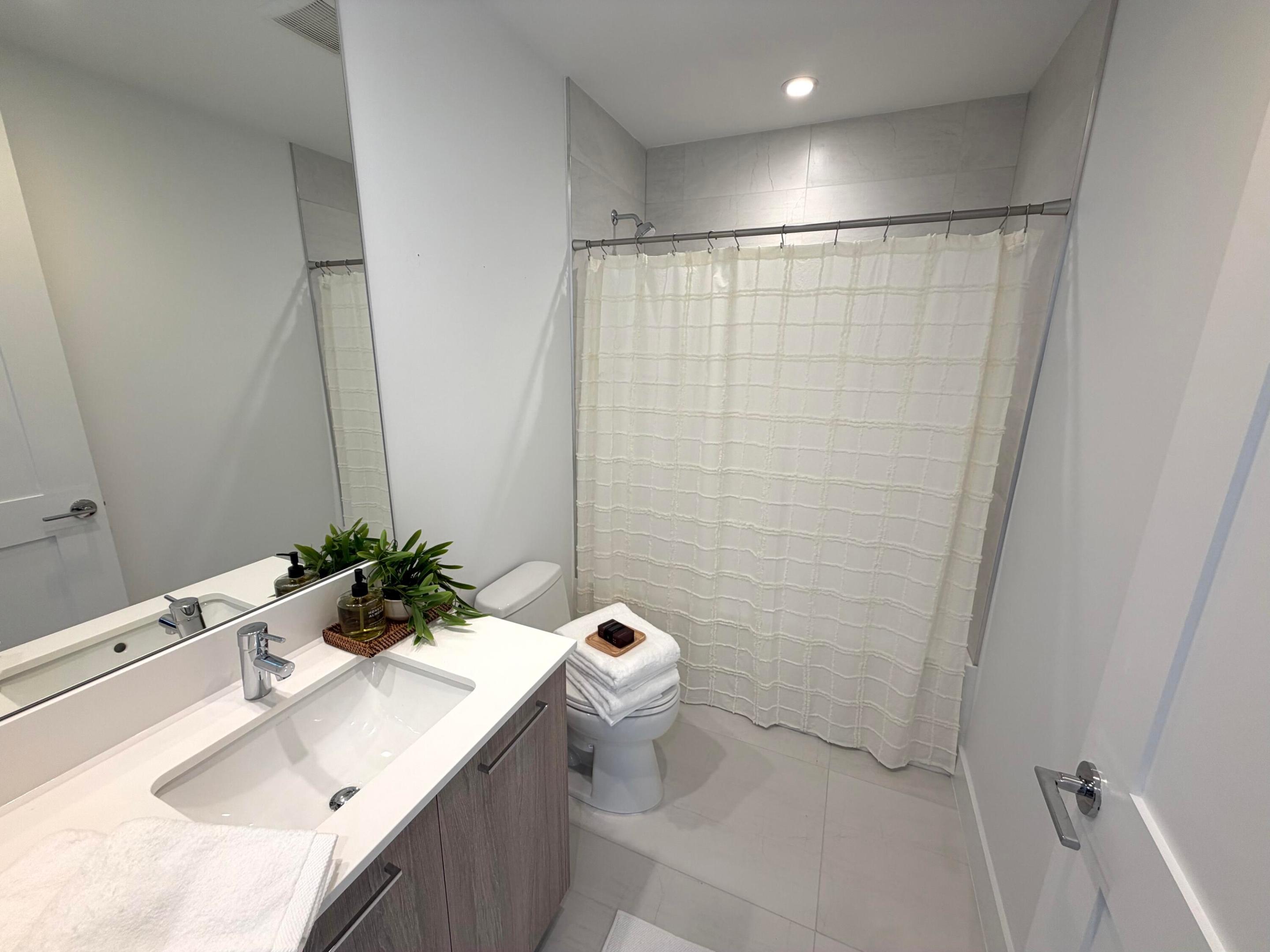 Guest suite (1) bath