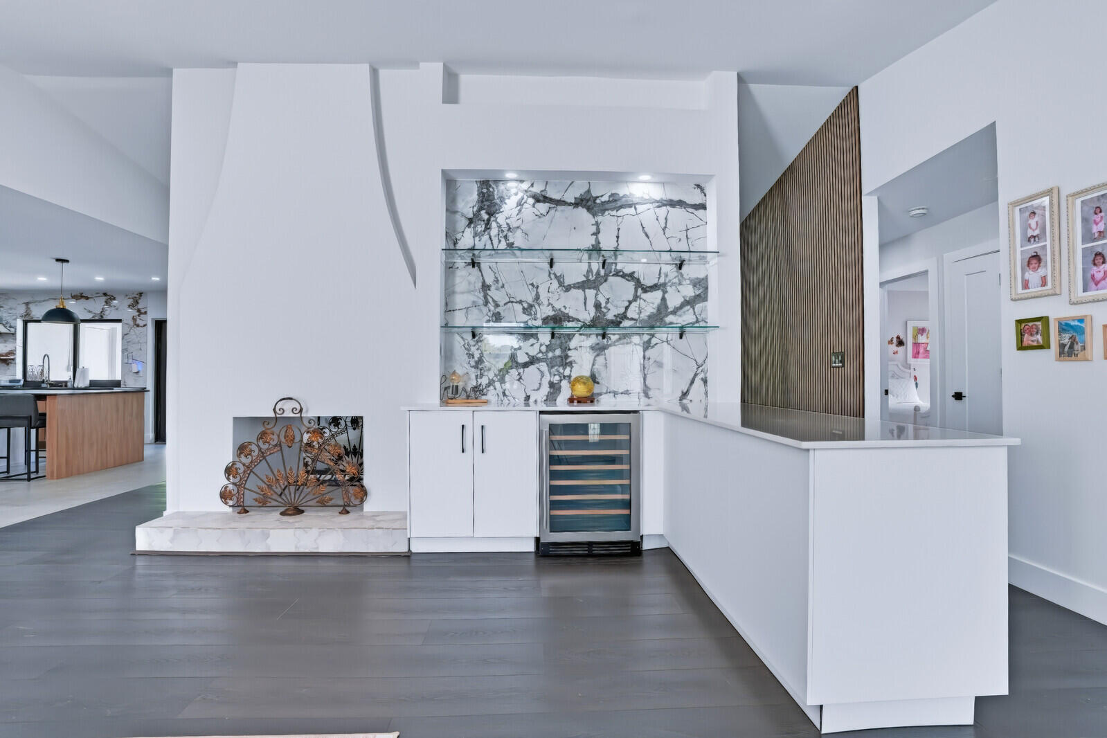 Dining Room/Bar Area