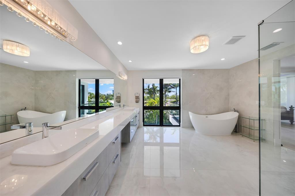 Primary Bathroom w/ Dual Sink, Soaking Tub, Separate Shower